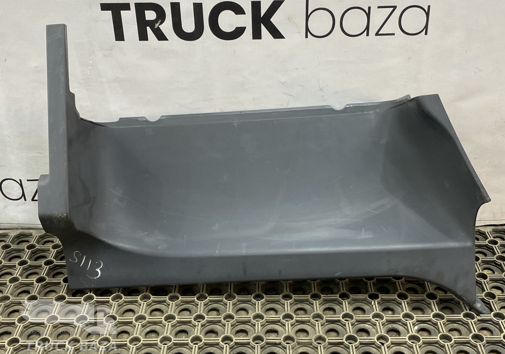 1805342 Накладка подножки правой