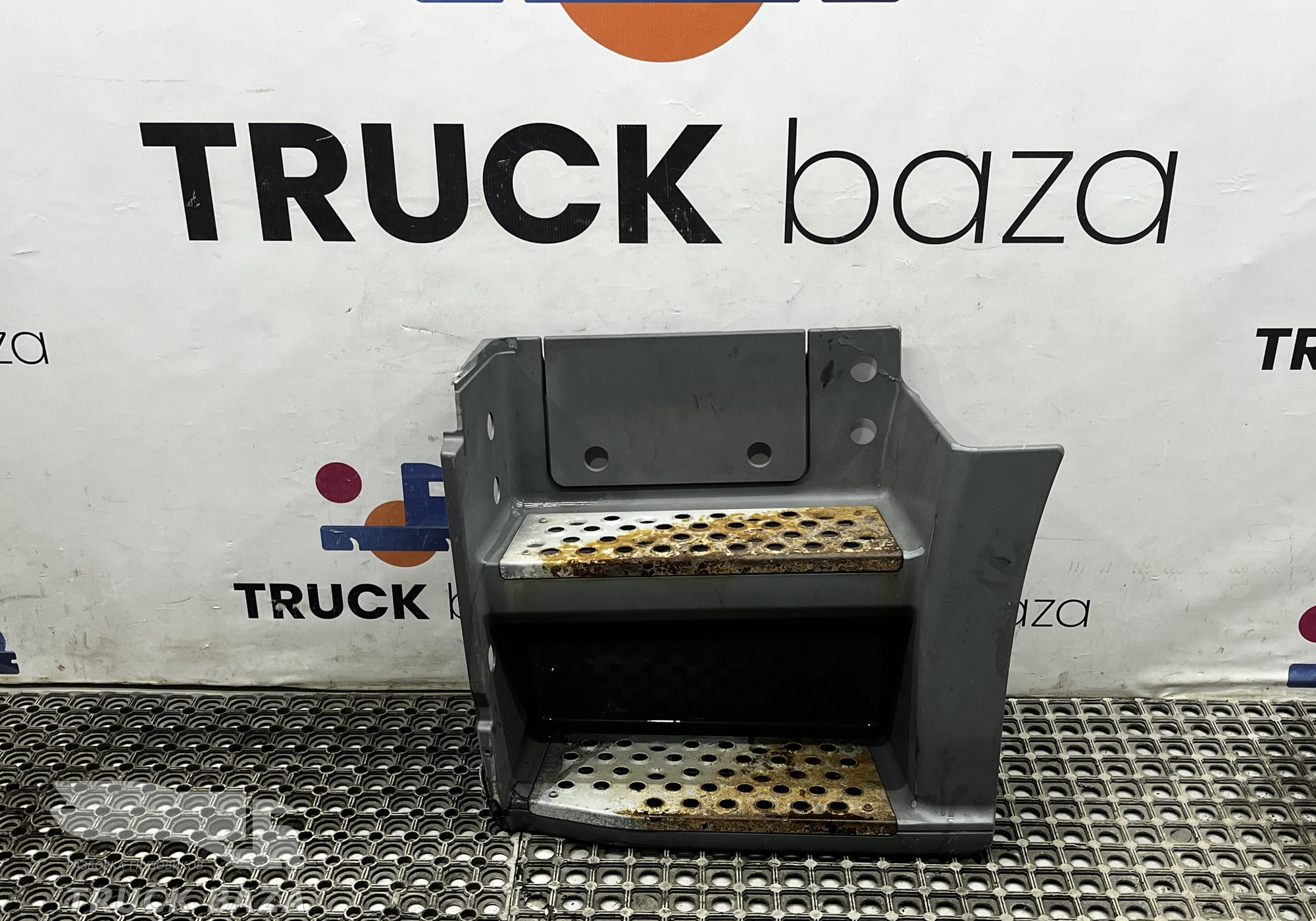 A9436664201 Корпус подножек левый для Mercedes-Benz Actros MP2 (с 2002 по 2008)