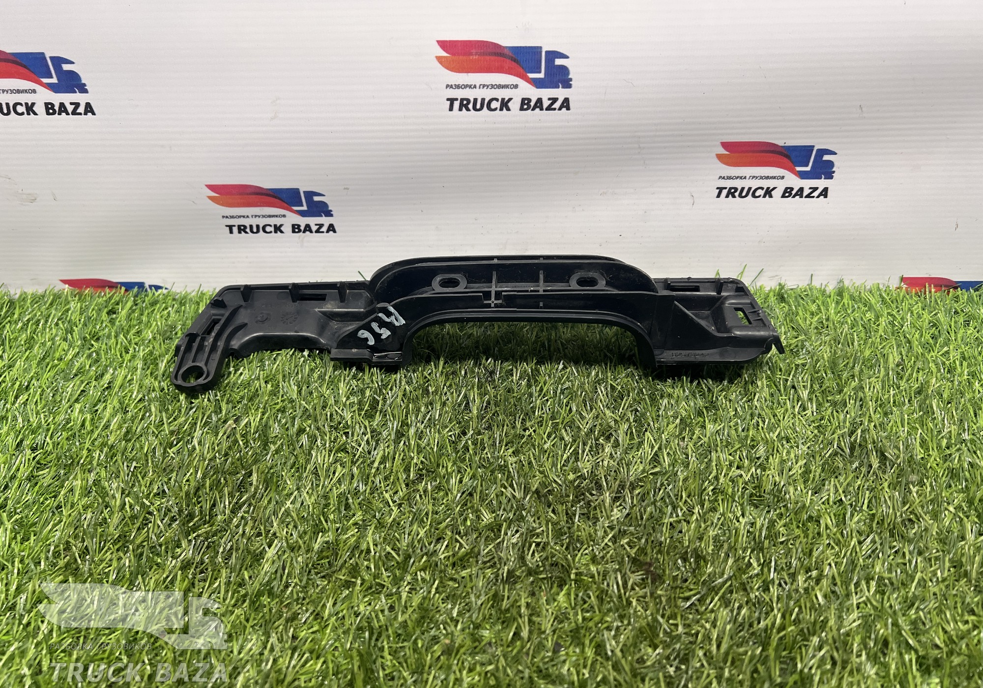 82573242 Ручка держатель жабо правая для Renault T (с 2013)