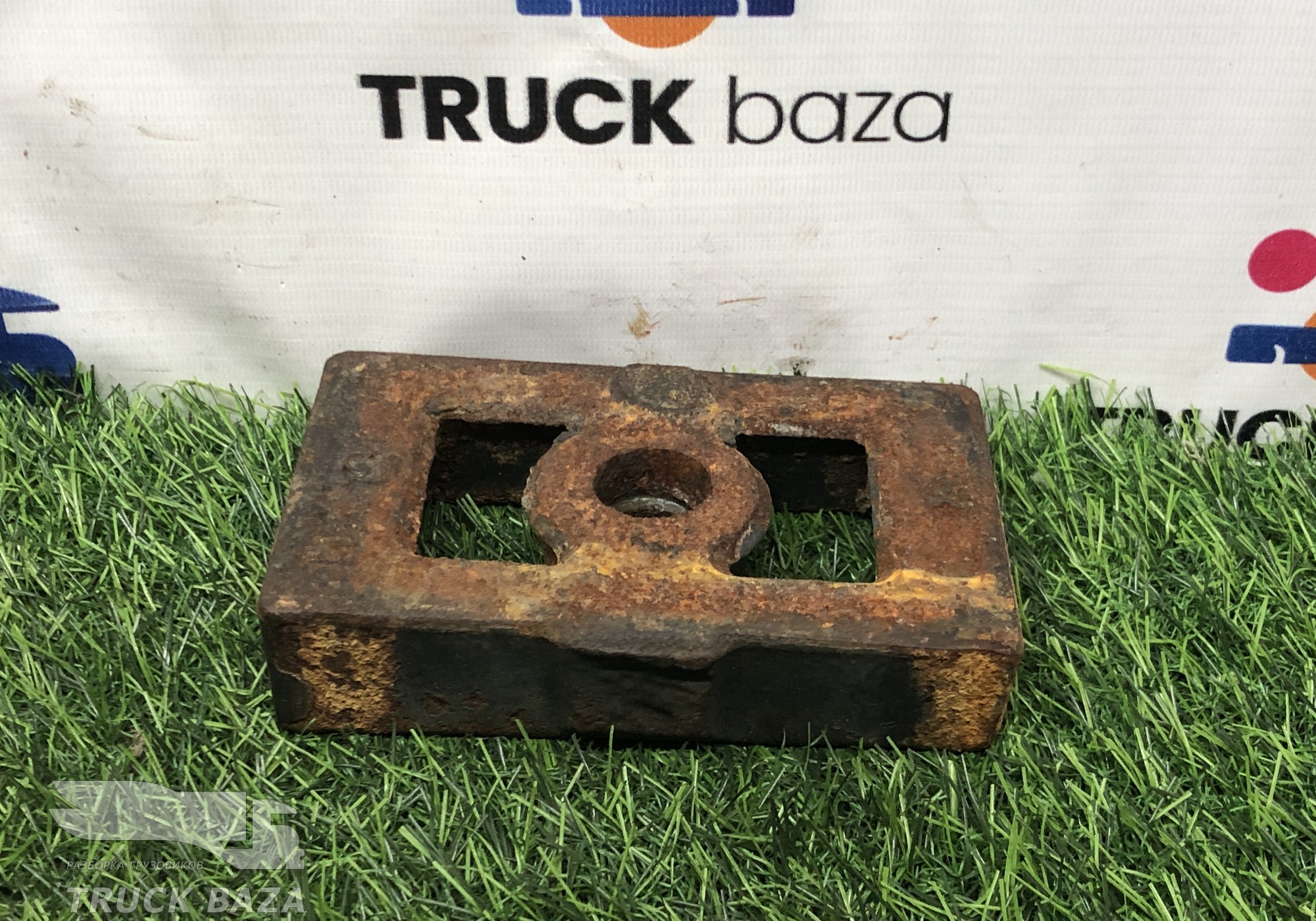 2324023 Проставка передней рессоры нижняя