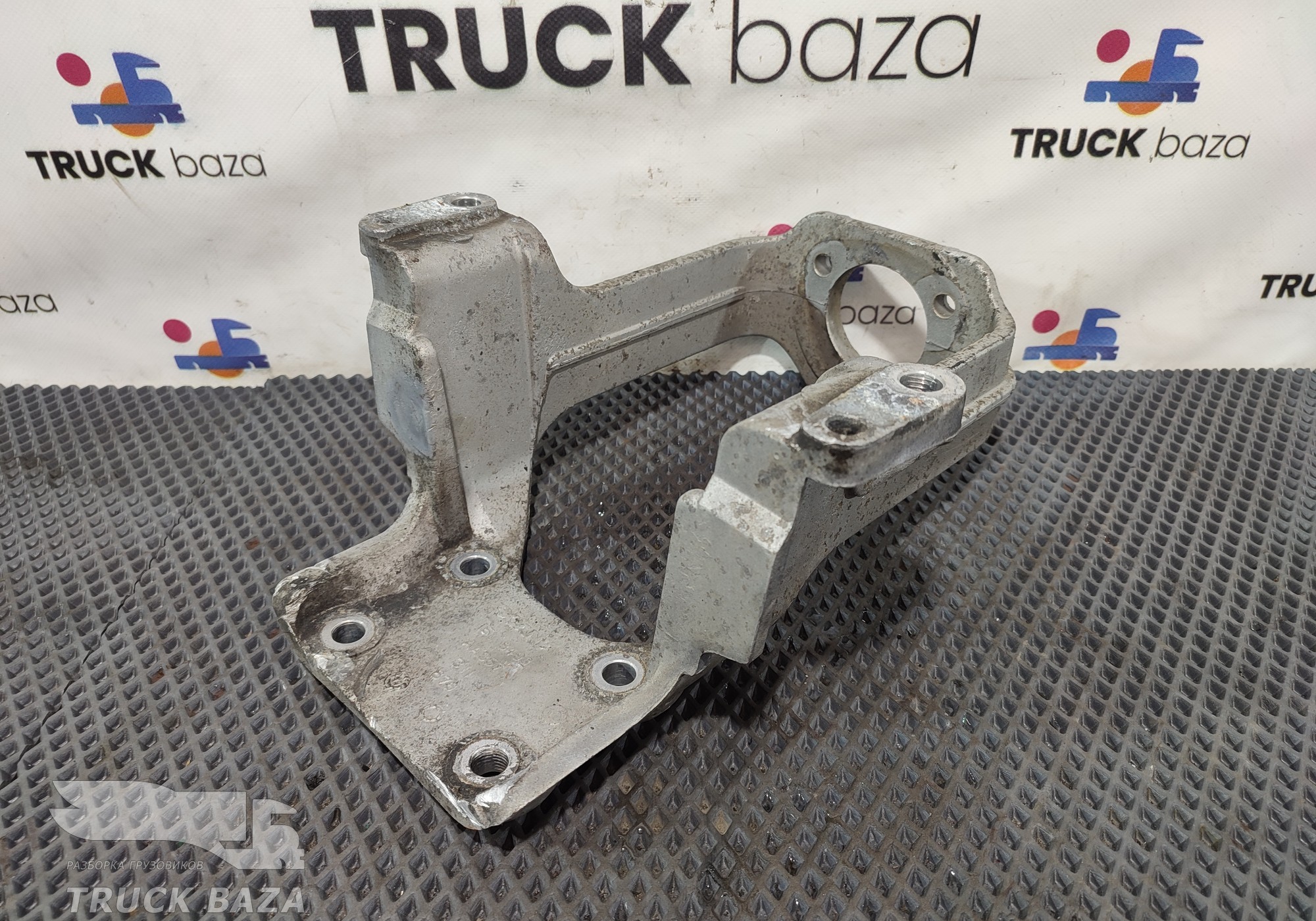 1518493 Кронштейн амортизатора кабины