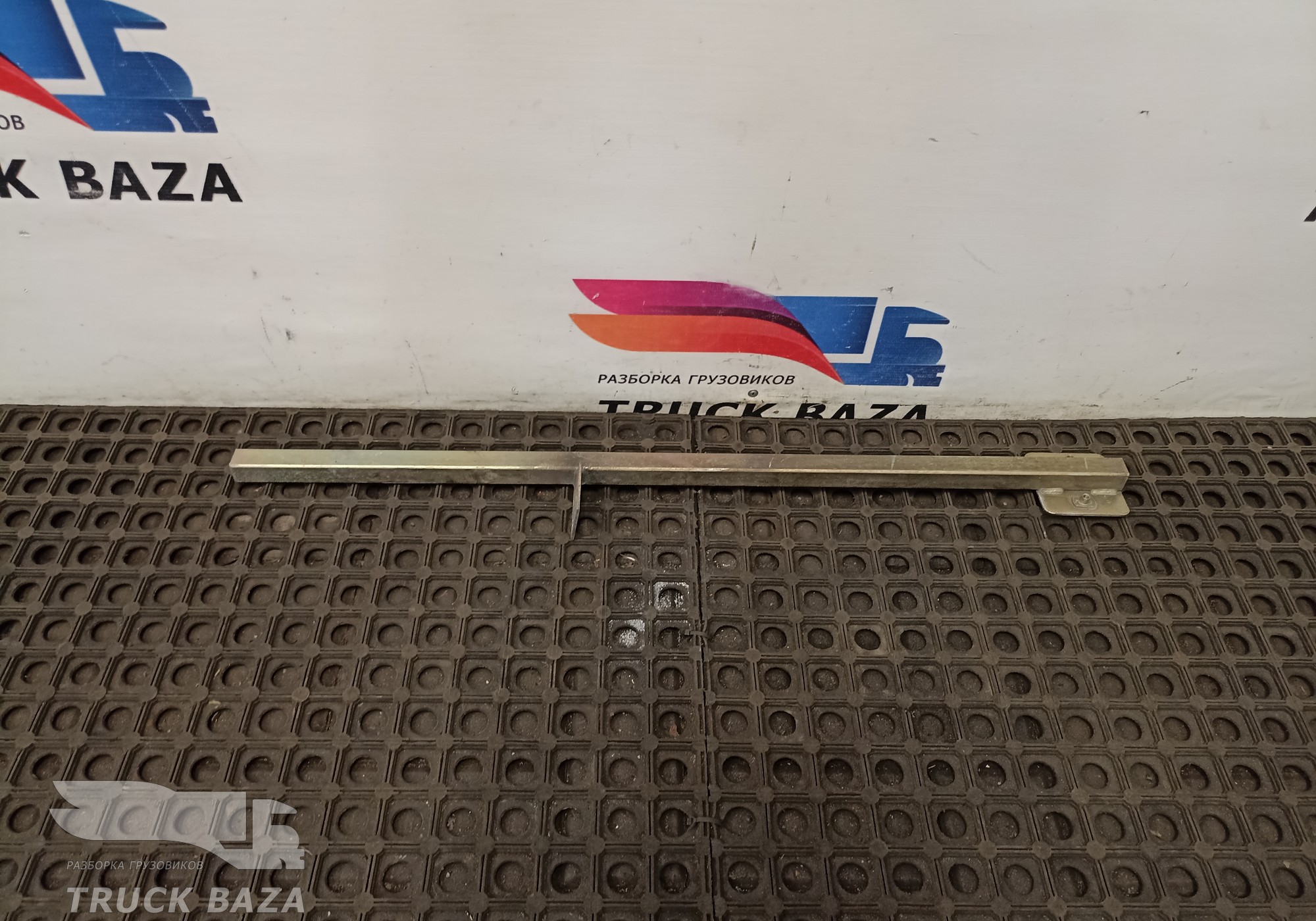 1297303 Кронштейн продолжения двери правой для Daf XF106