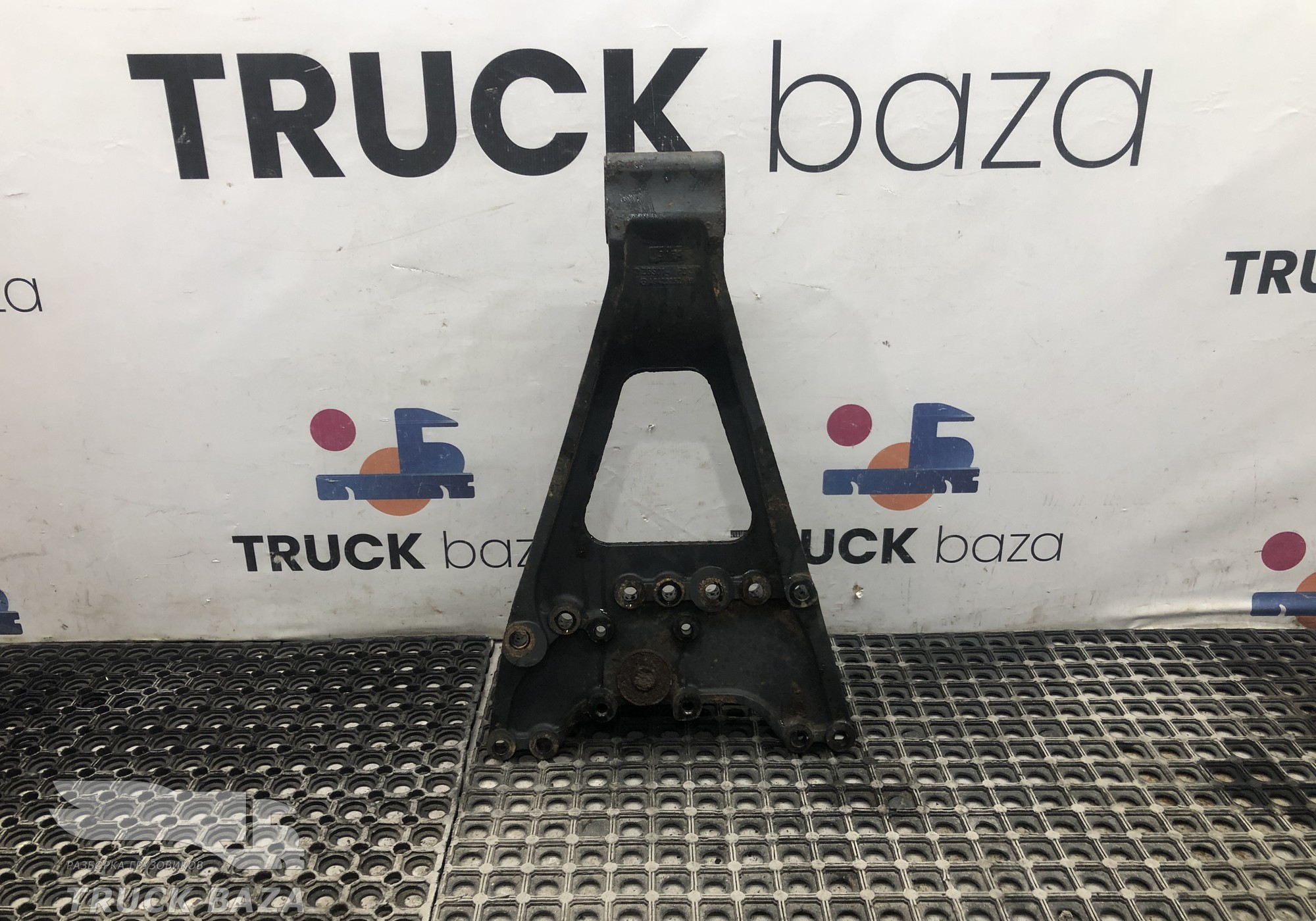 A9423252409 Кронштейн реактивной тяги левый