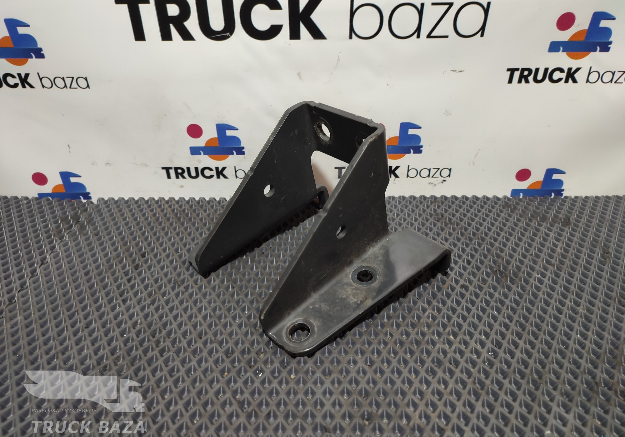 1854878 Кронштейн крыла заднего