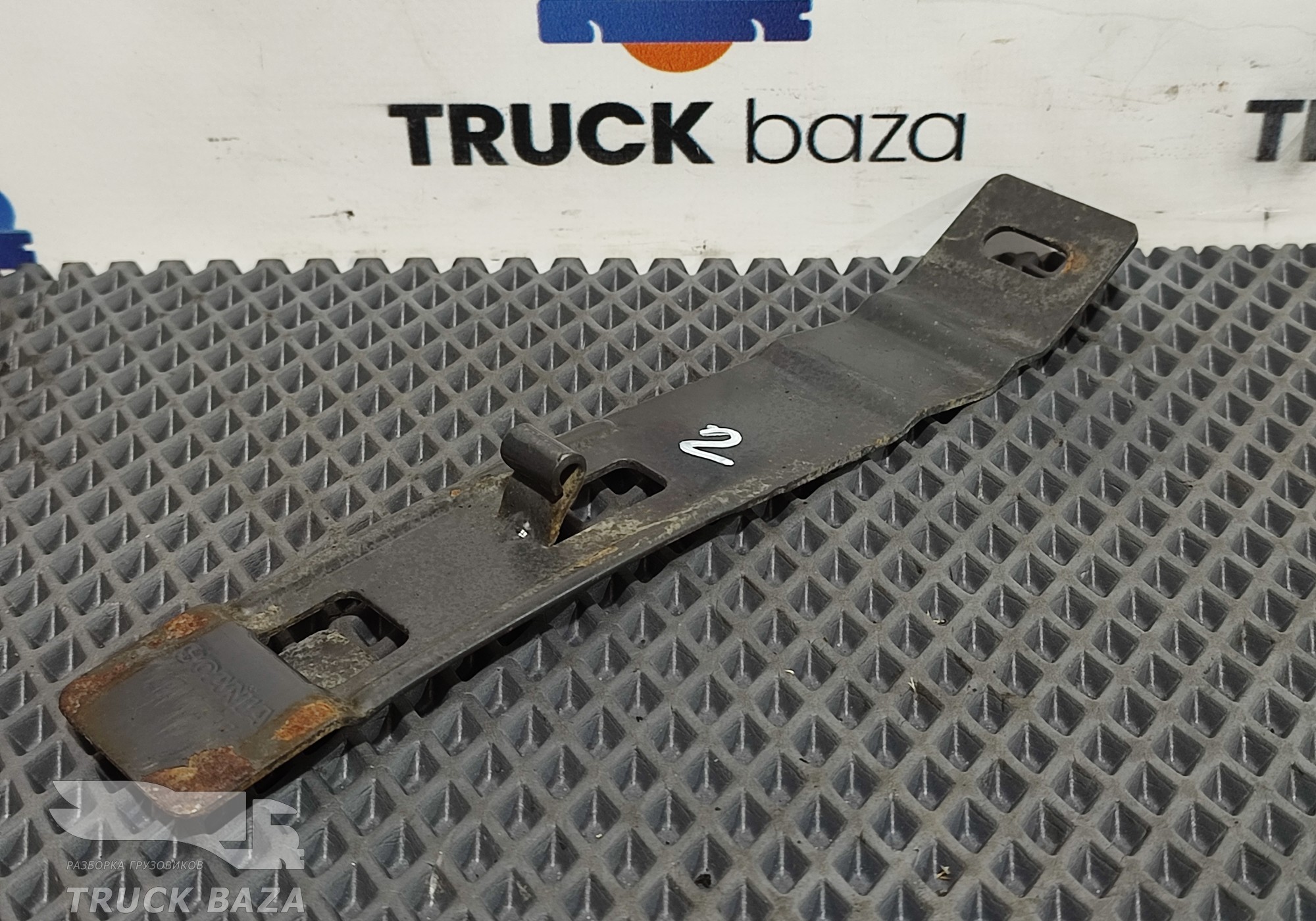 2712437 Кронштейн крыла