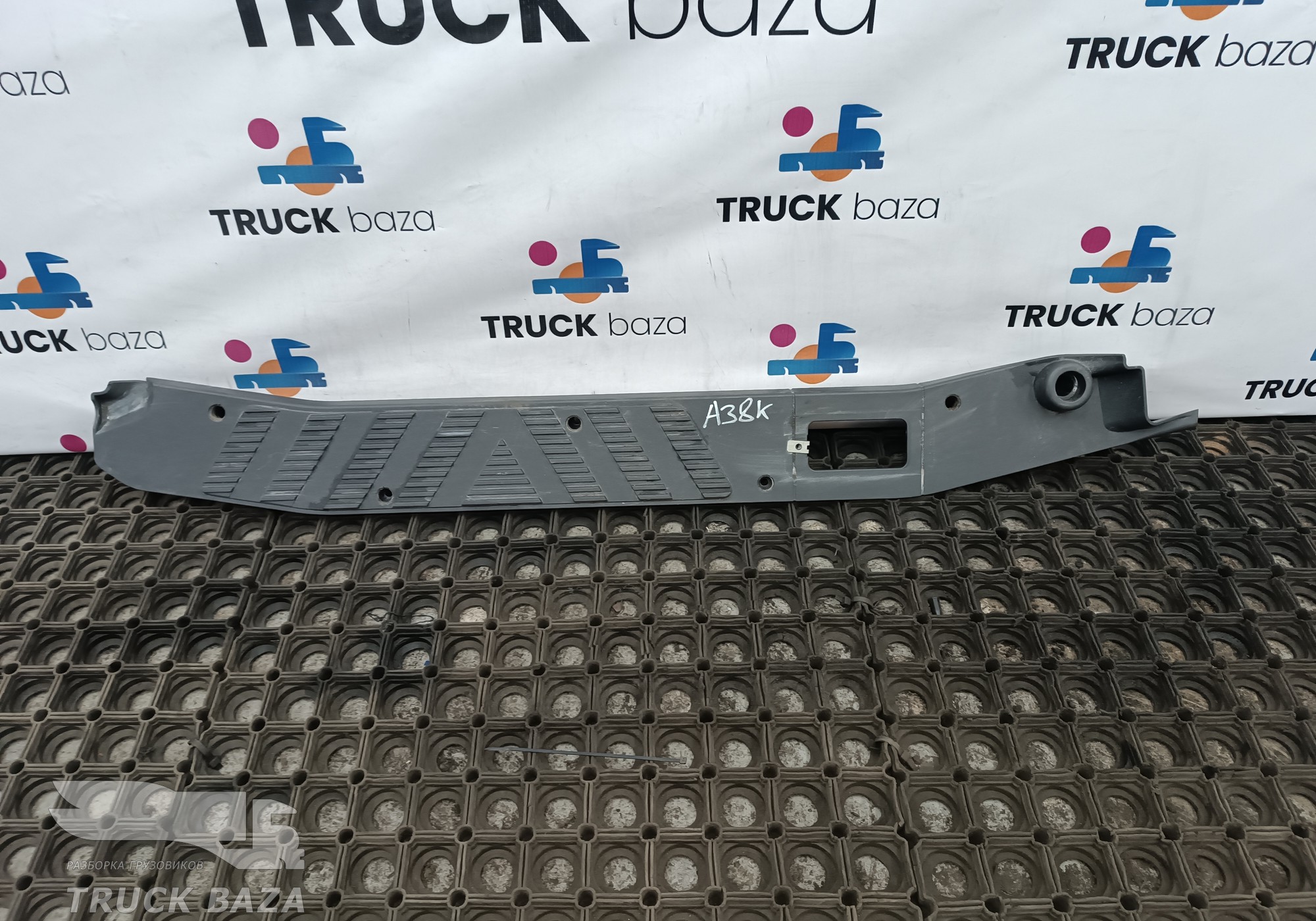 9606842221 Накладка на порог правая для Mercedes-Benz Actros New Actros MP4 (с 2011)