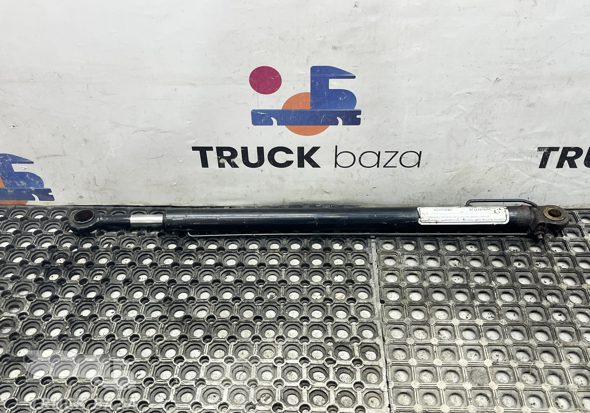 81417236123 Цилиндр подъема кабины