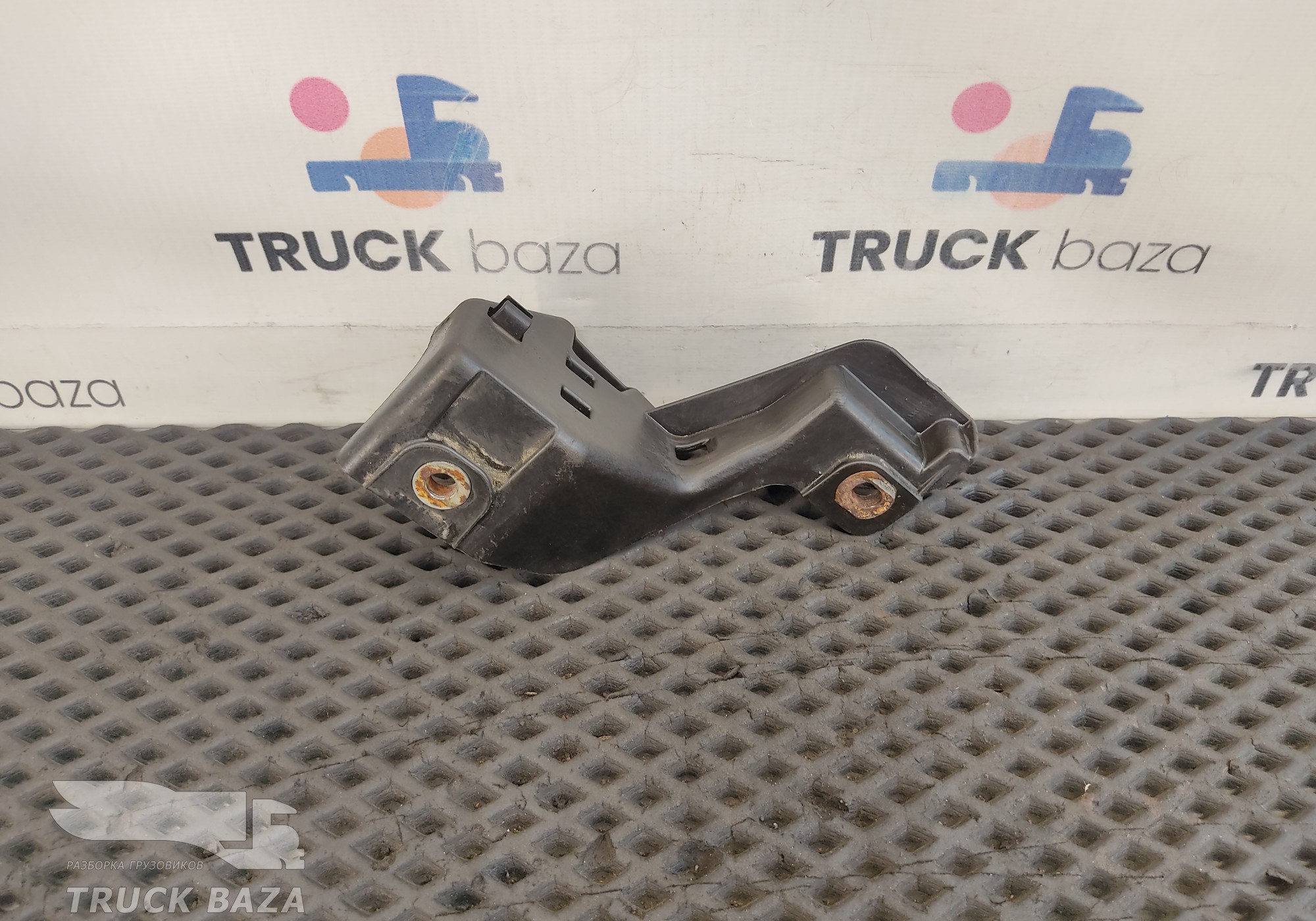 81624405033 Кронштейн решётки стеклоочистителя правый для Man TGX TG3 (с 2020)