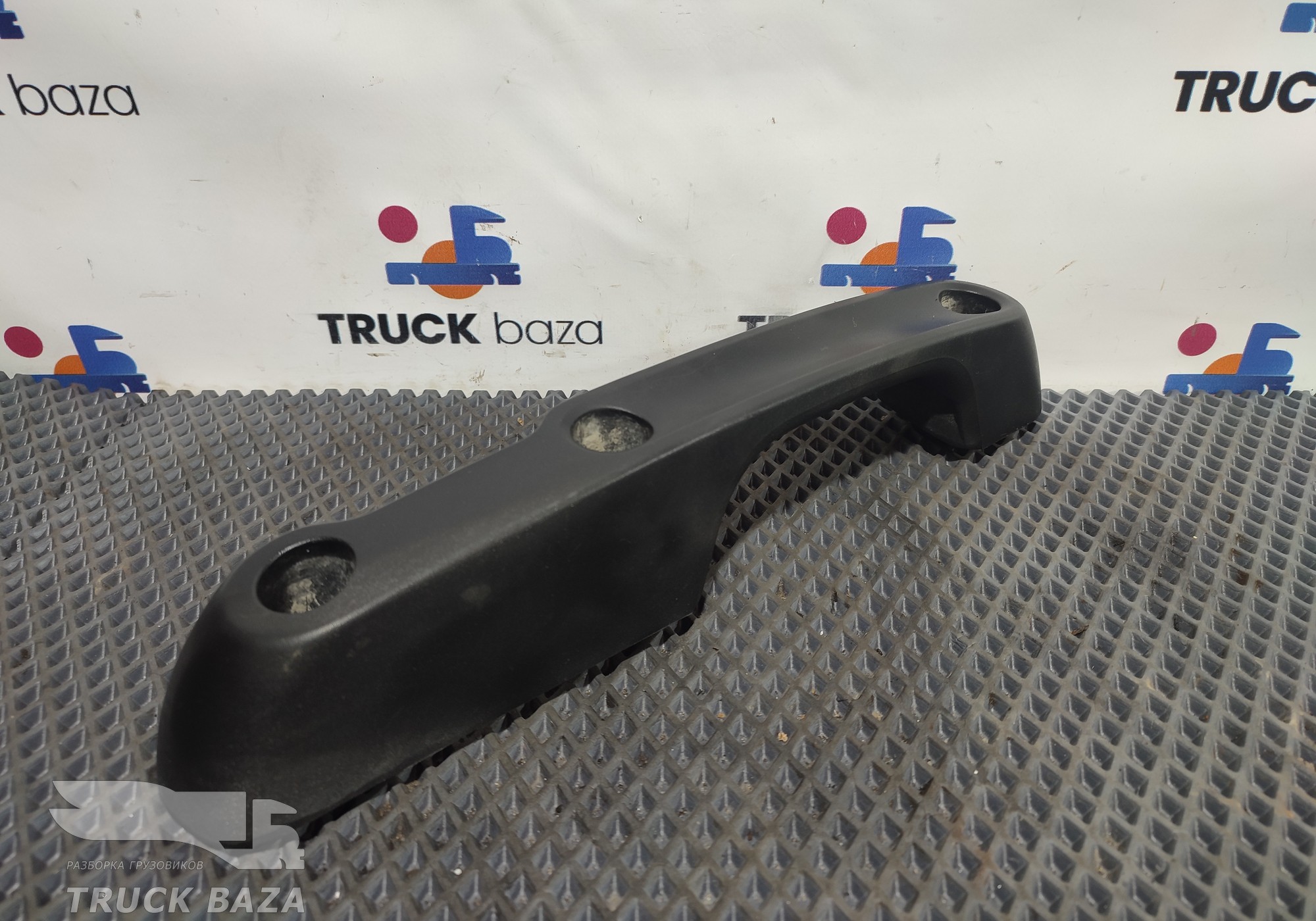 1643367 Ручка решетки радиатора правая