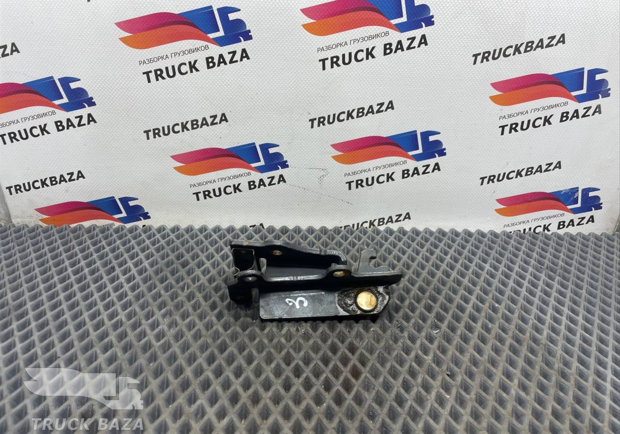 82060445 Петля решетки радиатора правая для Volvo FH 3 (с 2008 по 2012)