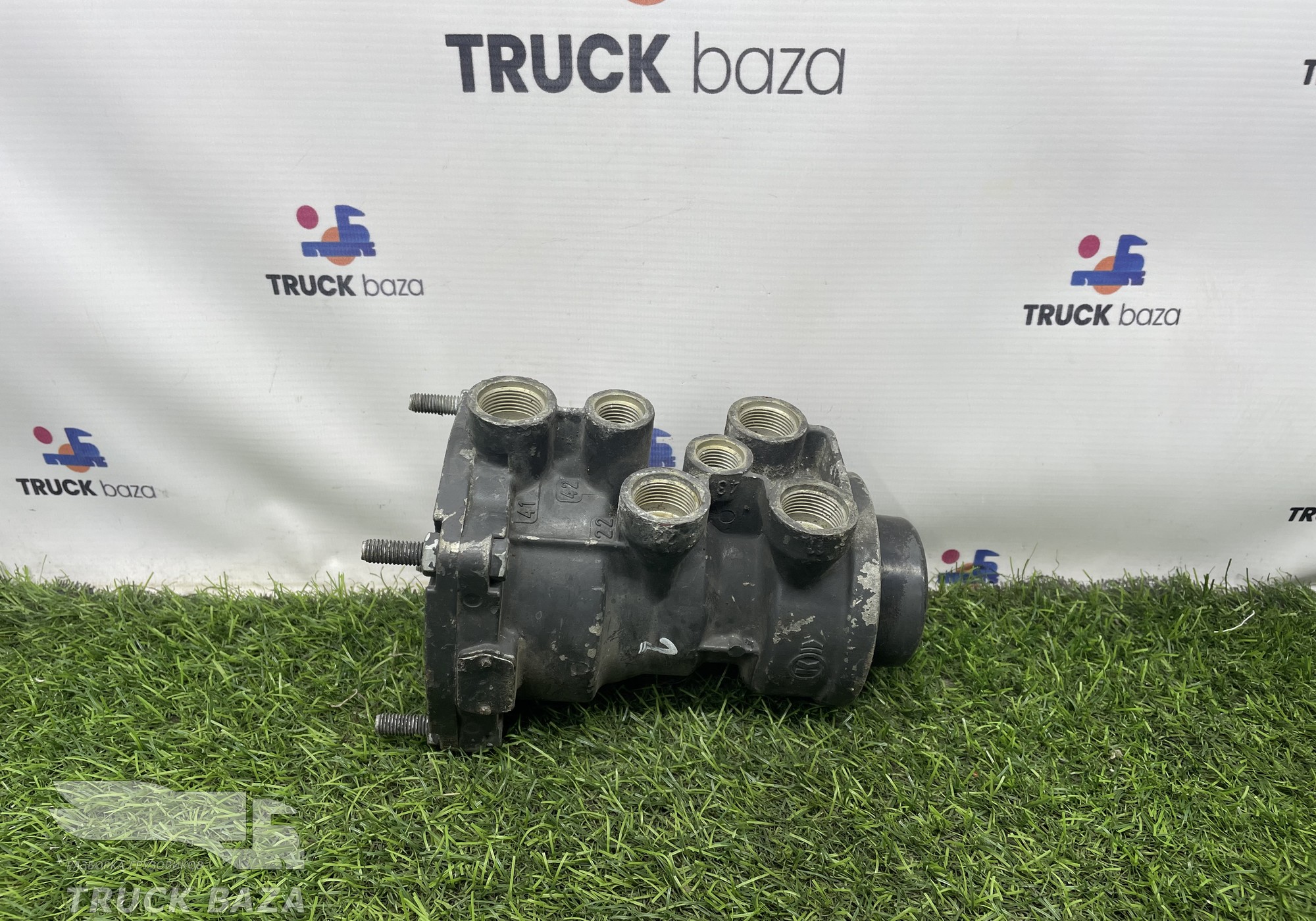 A0004318213 Кран управления тормозами прицепа