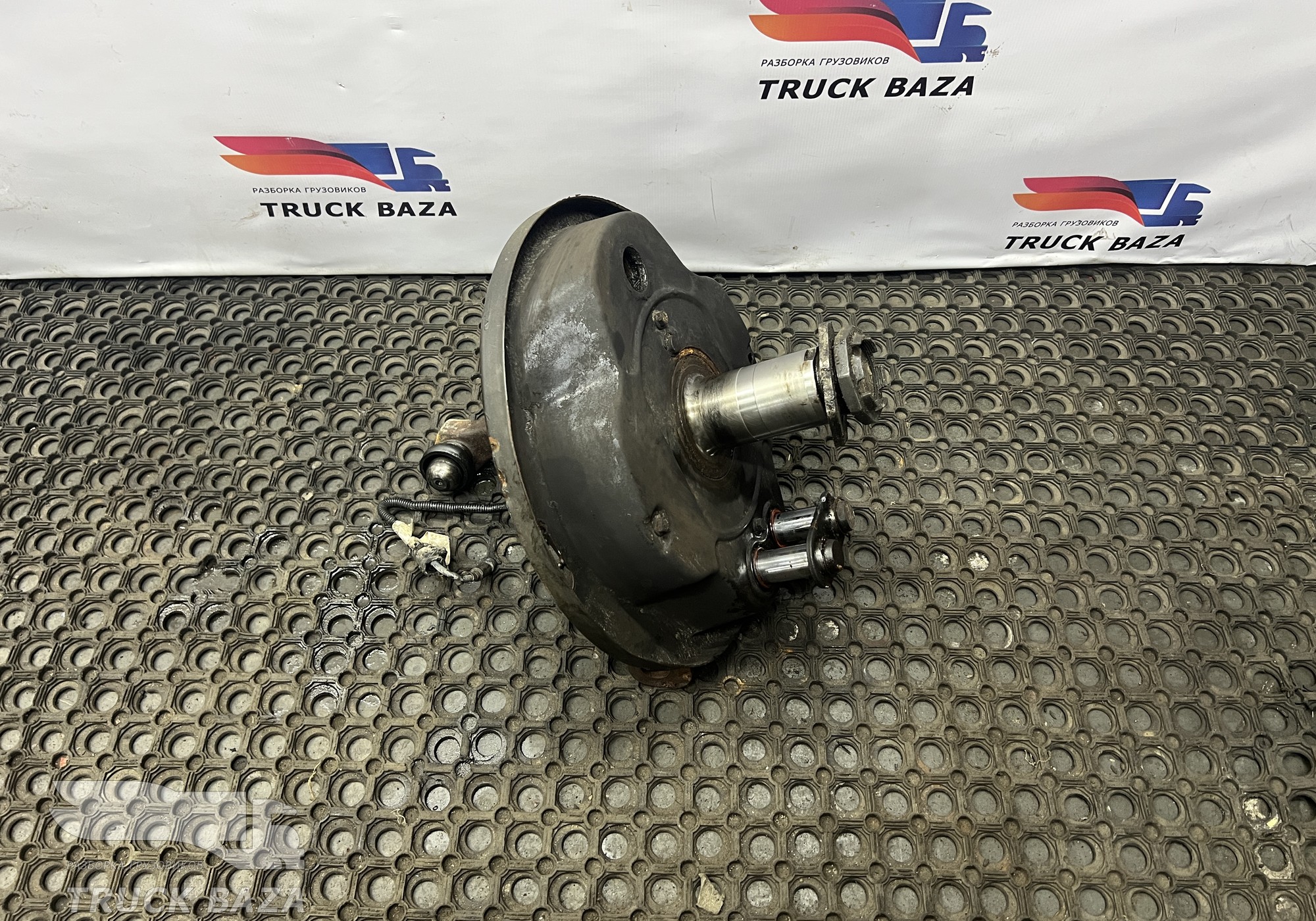 1895939 Кулак поворотный левый