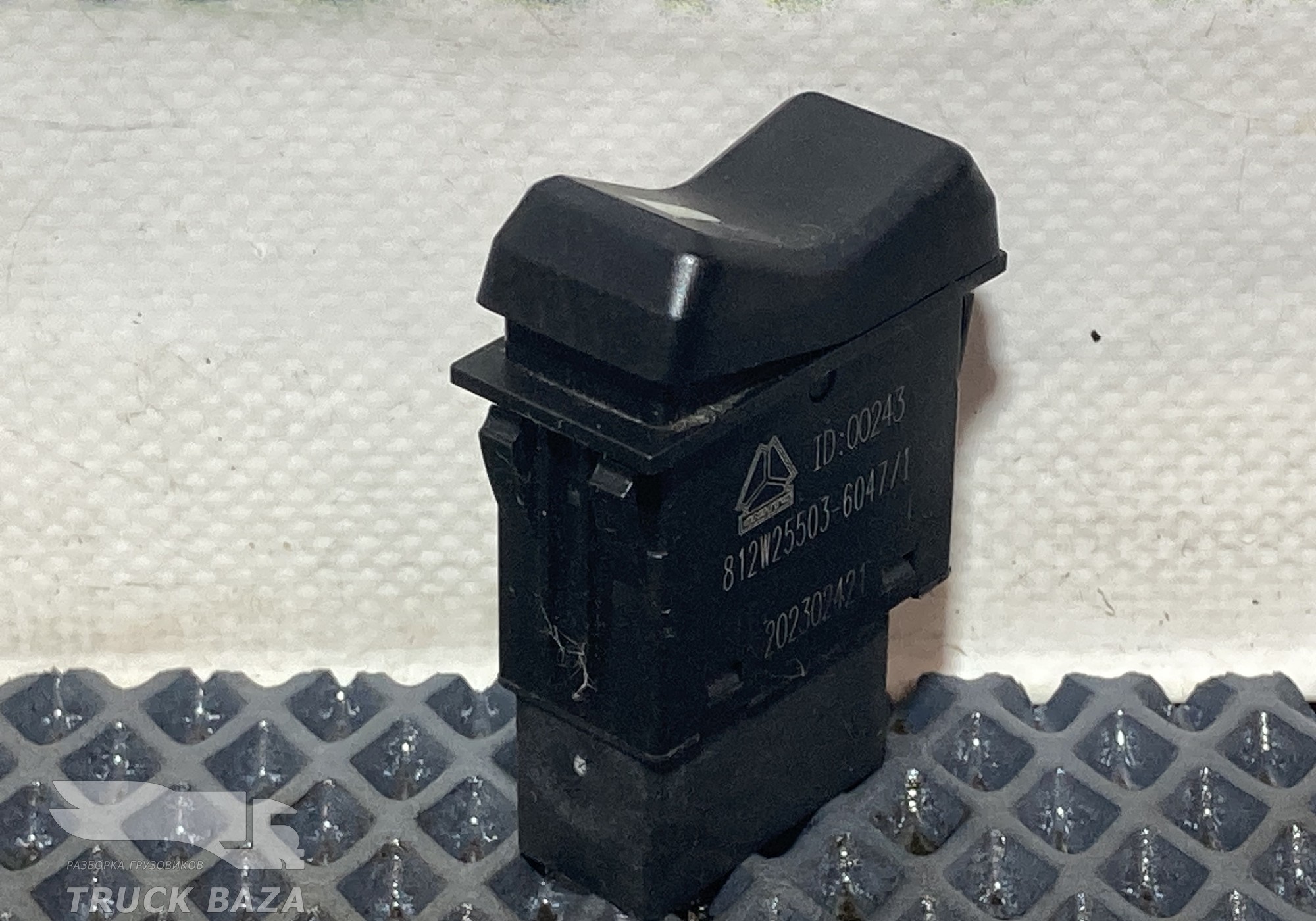 812W255036047 Кнопка включения проблесковых маячков для Sinotruk Sitrak C7H