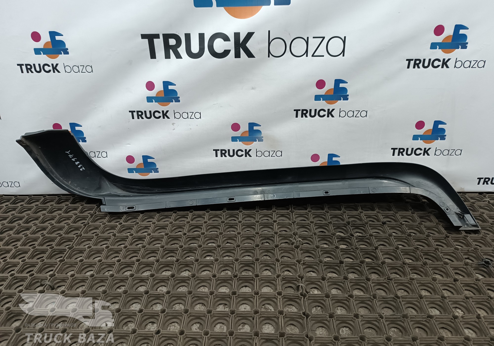 9436980462 Накладка лобового стекла правая для Mercedes-Benz Actros