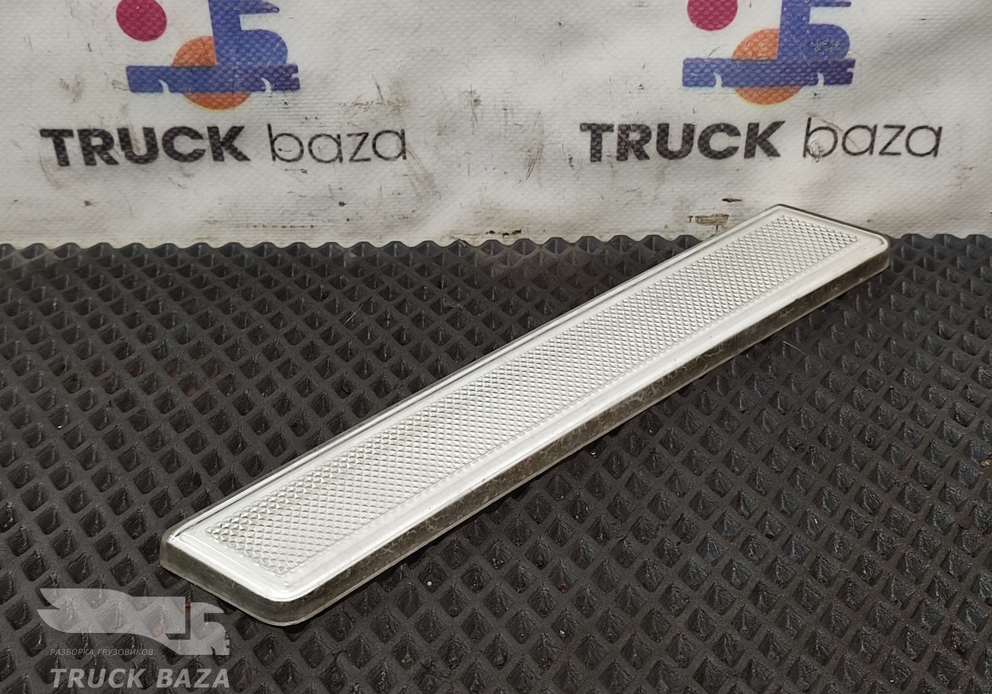 84546754 Светоотражатель правый для Renault T (с 2013)