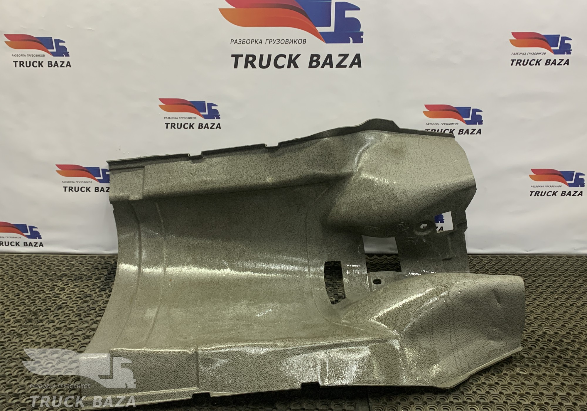 2124124 Покрытие напольное центральное для Daf XF106 (с 2012)