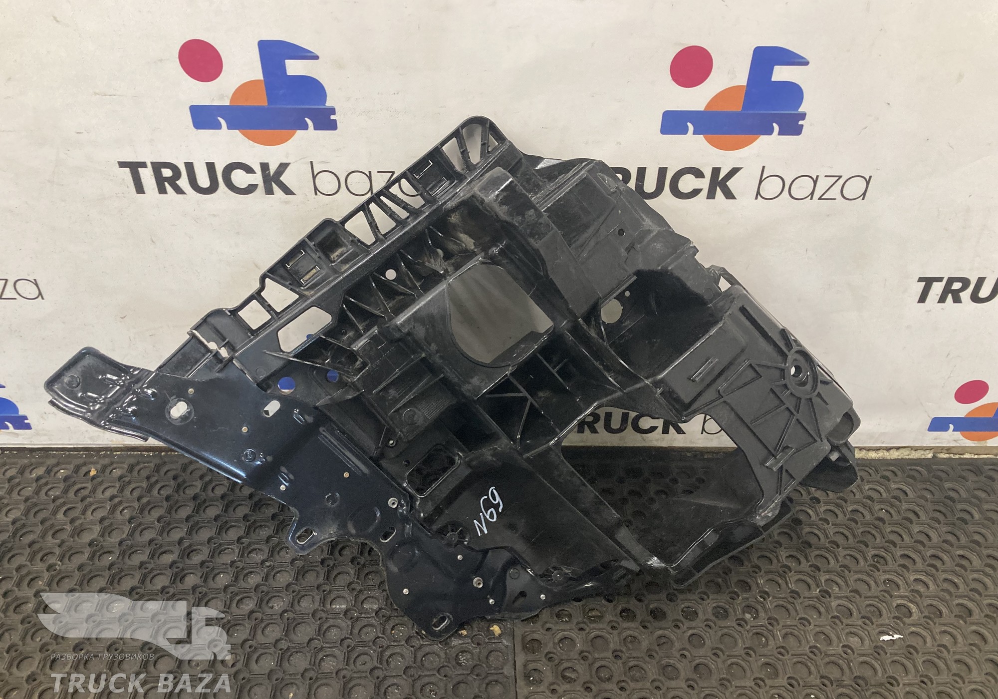 81416106969 Кронштейн фары левой