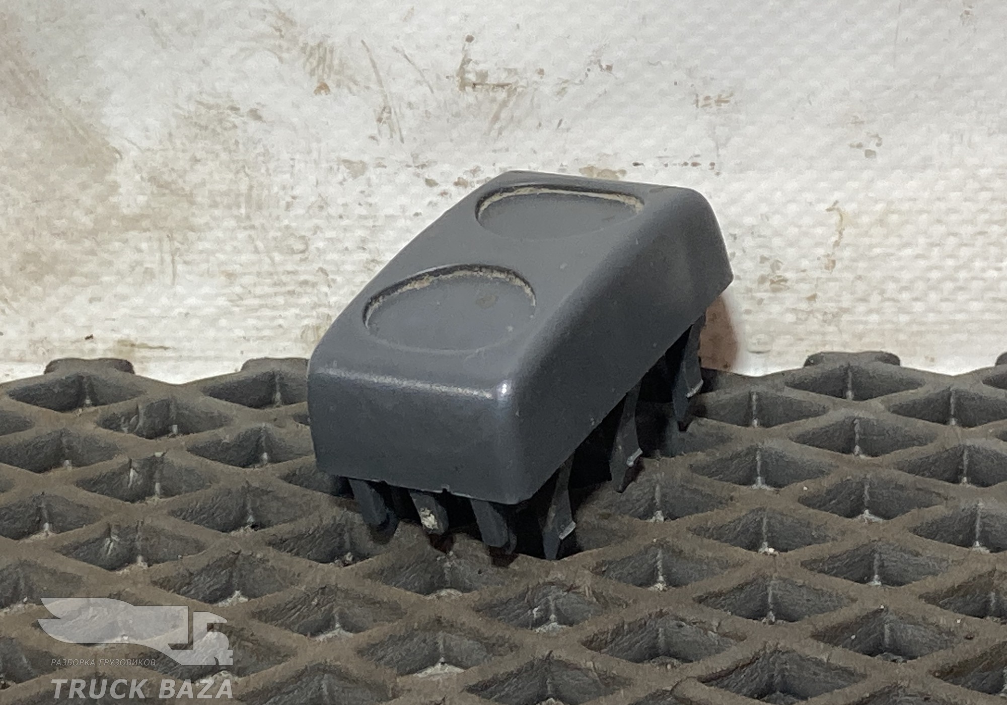 504049357 Заглушка кнопки для Iveco Stralis II Hi-Way (с 2012)