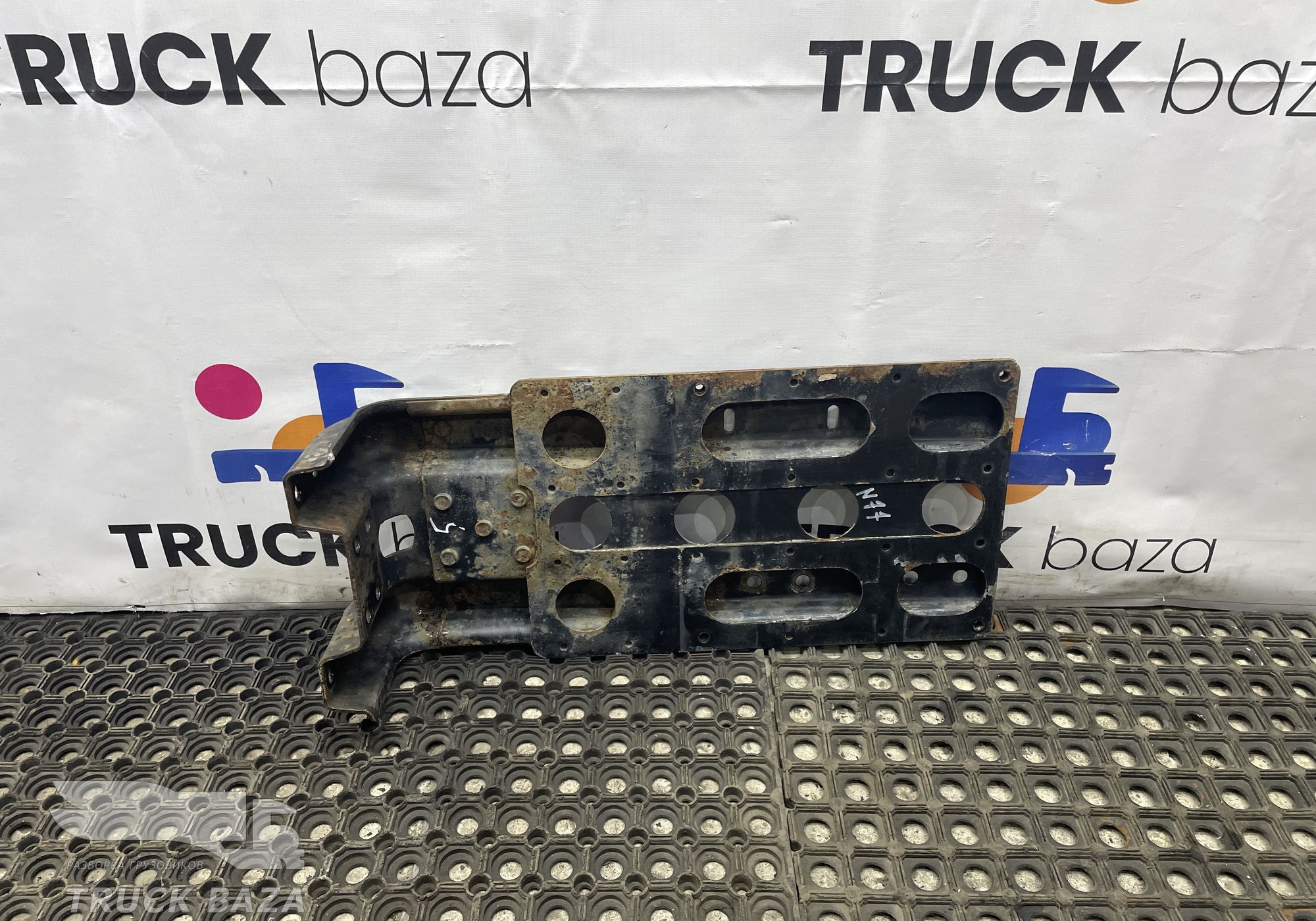 81612435430 Кронштейн крыла переднего