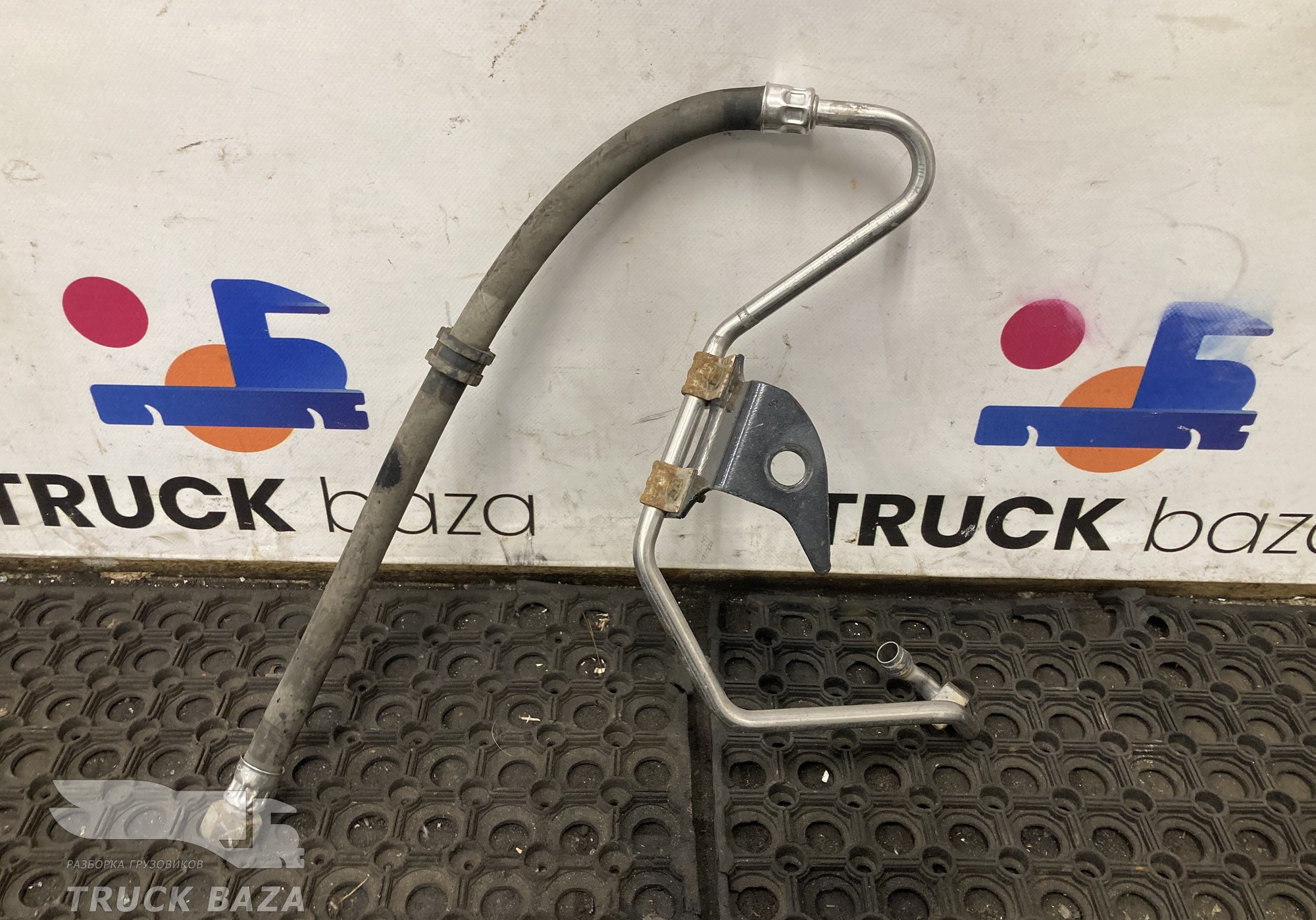 81512010425 Шланг тормозной передний левый