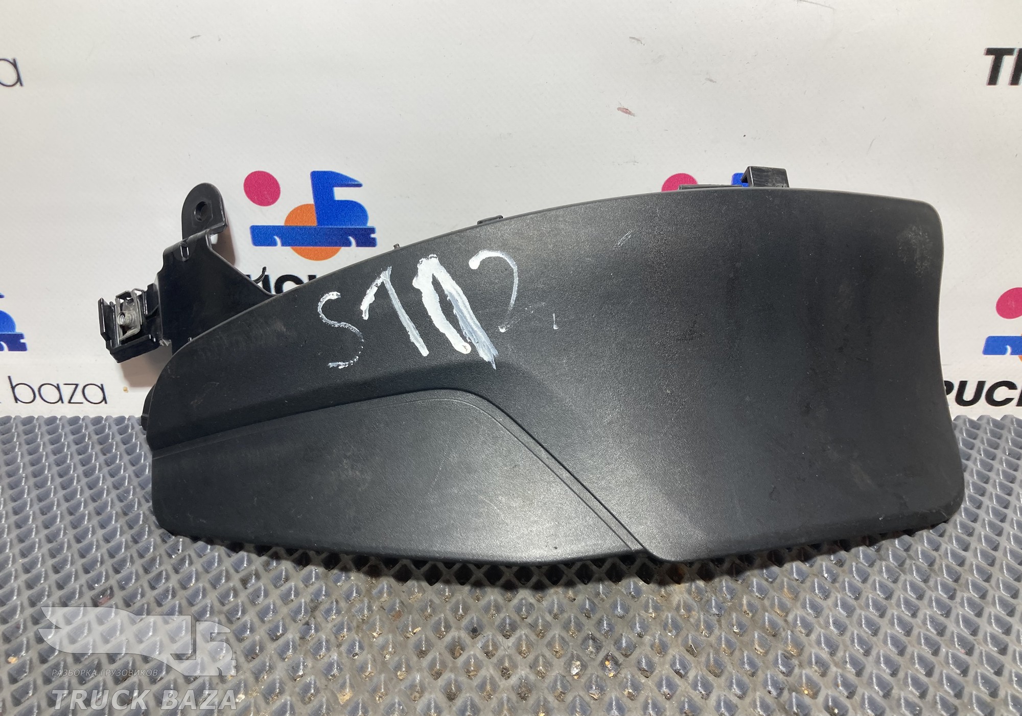 2162652 Накладка кабины левая