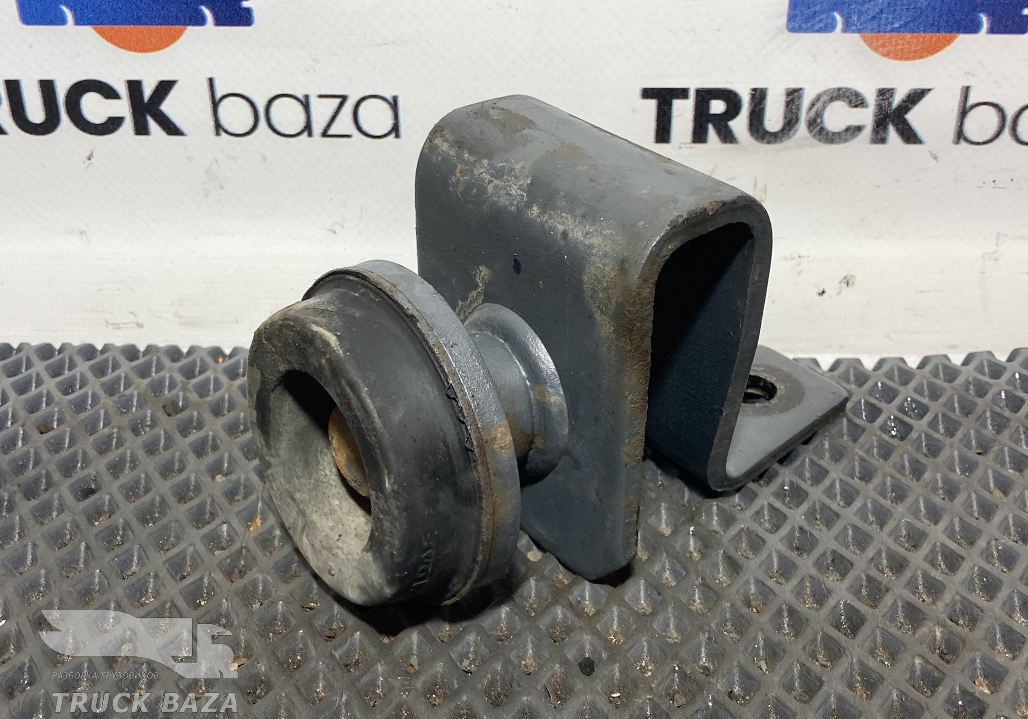 1835451 Отбойник рессоры передней