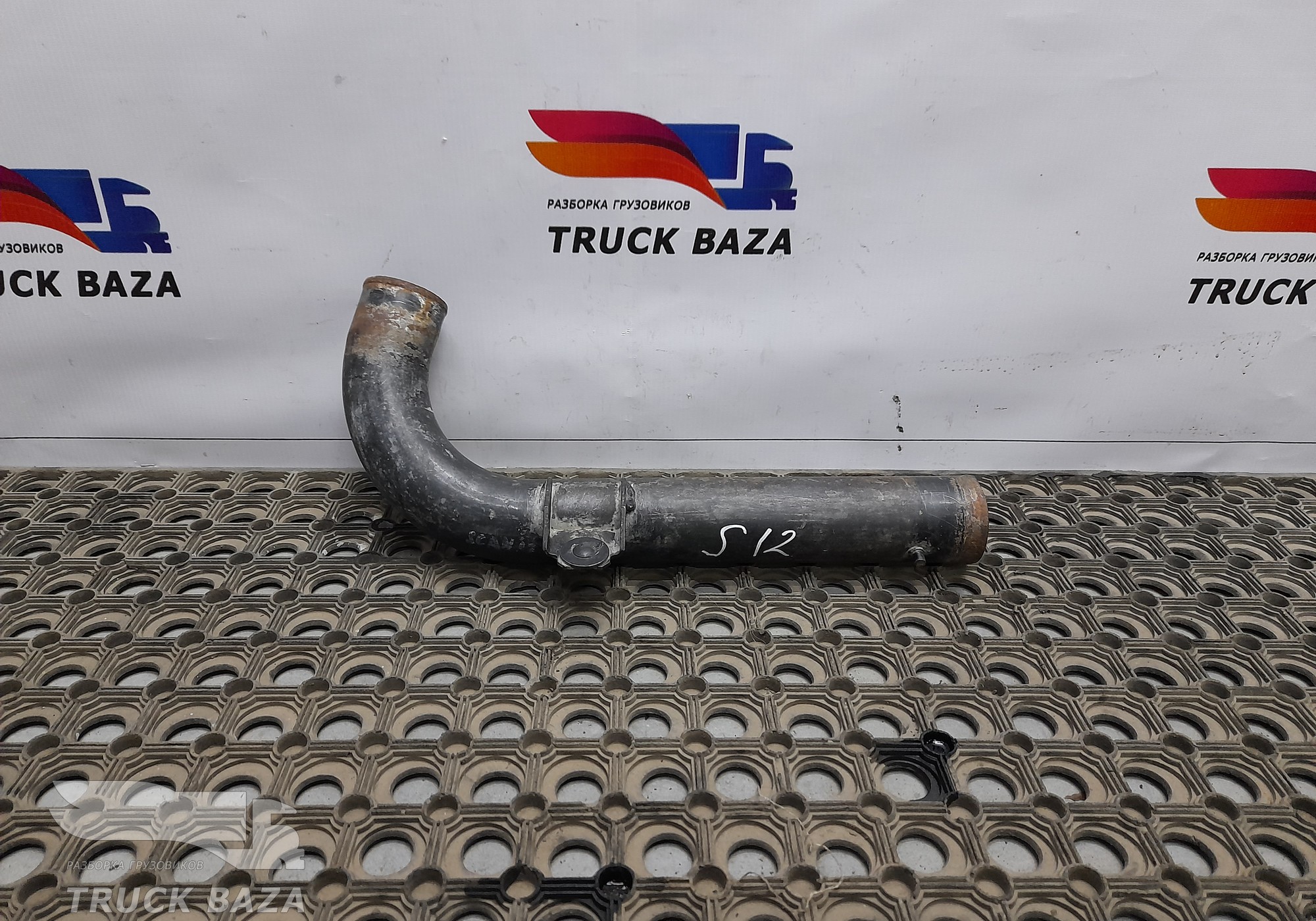 1860679 Патрубок ретардера КПП для Scania 4-series R (с 1995 по 2007)
