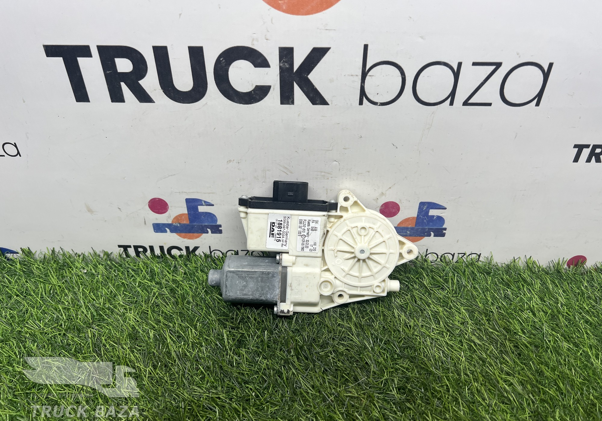 1881915 Моторчик стеклоподъемника правый для Daf XF106 (с 2012)