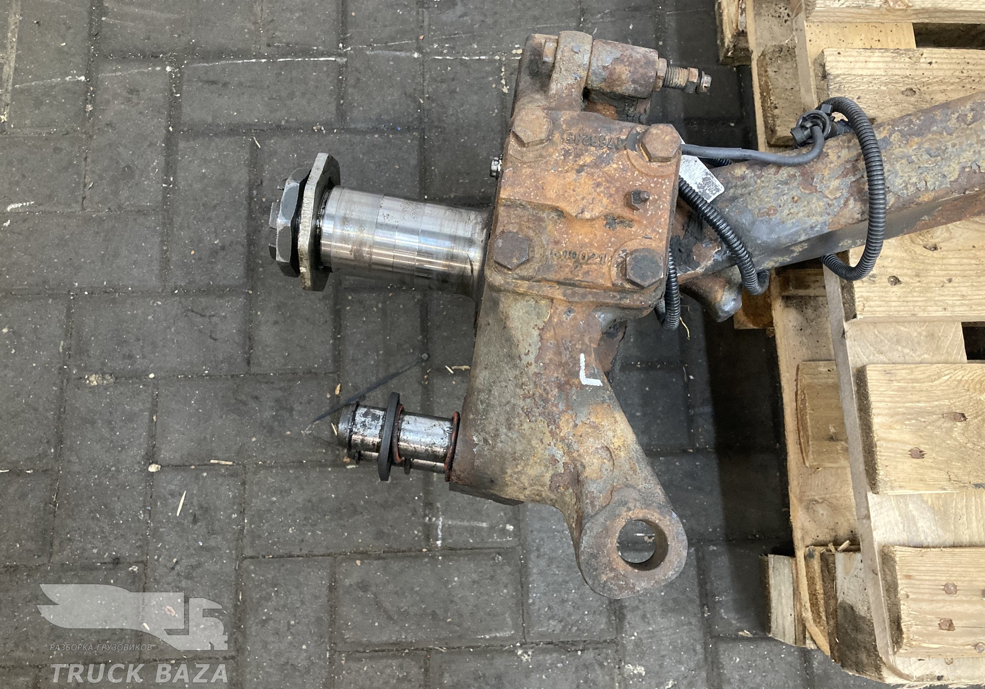 1895928 Кулак поворотный правый