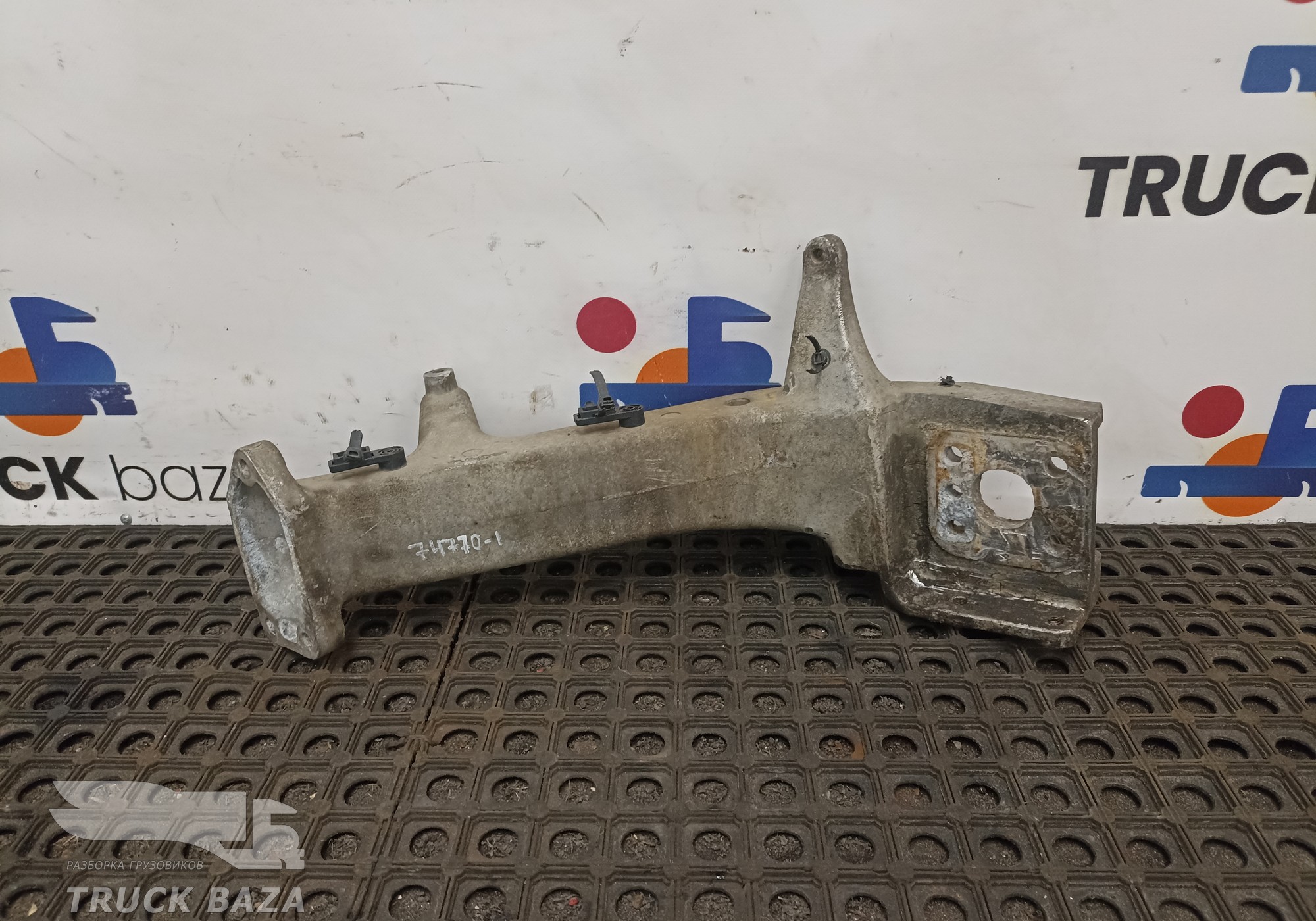7482317468 Кронштейн бампера левый для Renault