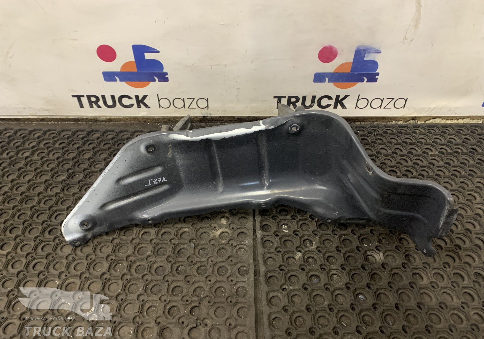 1426109 Кронштейн подножки левой