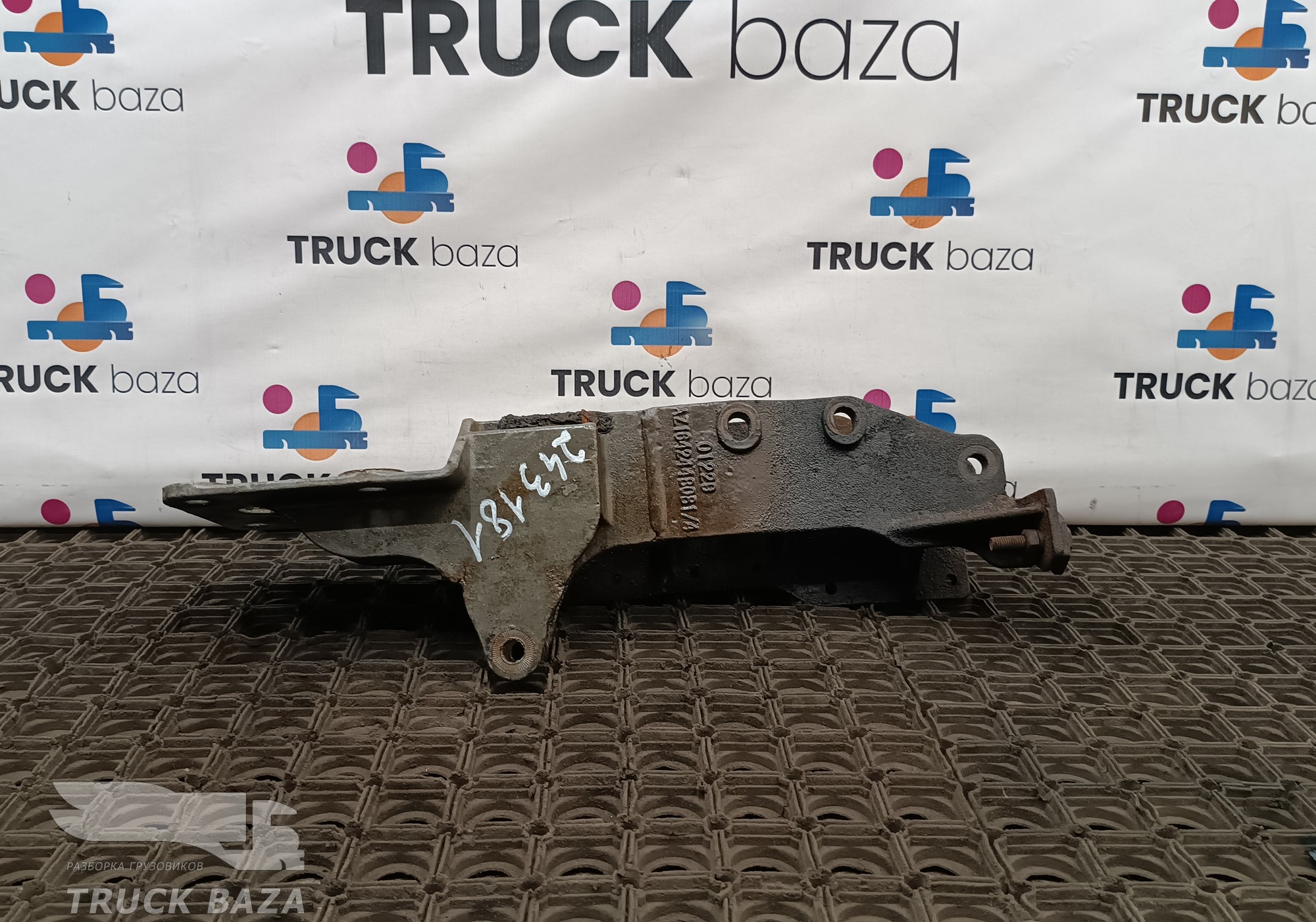WG1642448081 Кронштейн замка кабины левый для Sinotruk Howo HW76