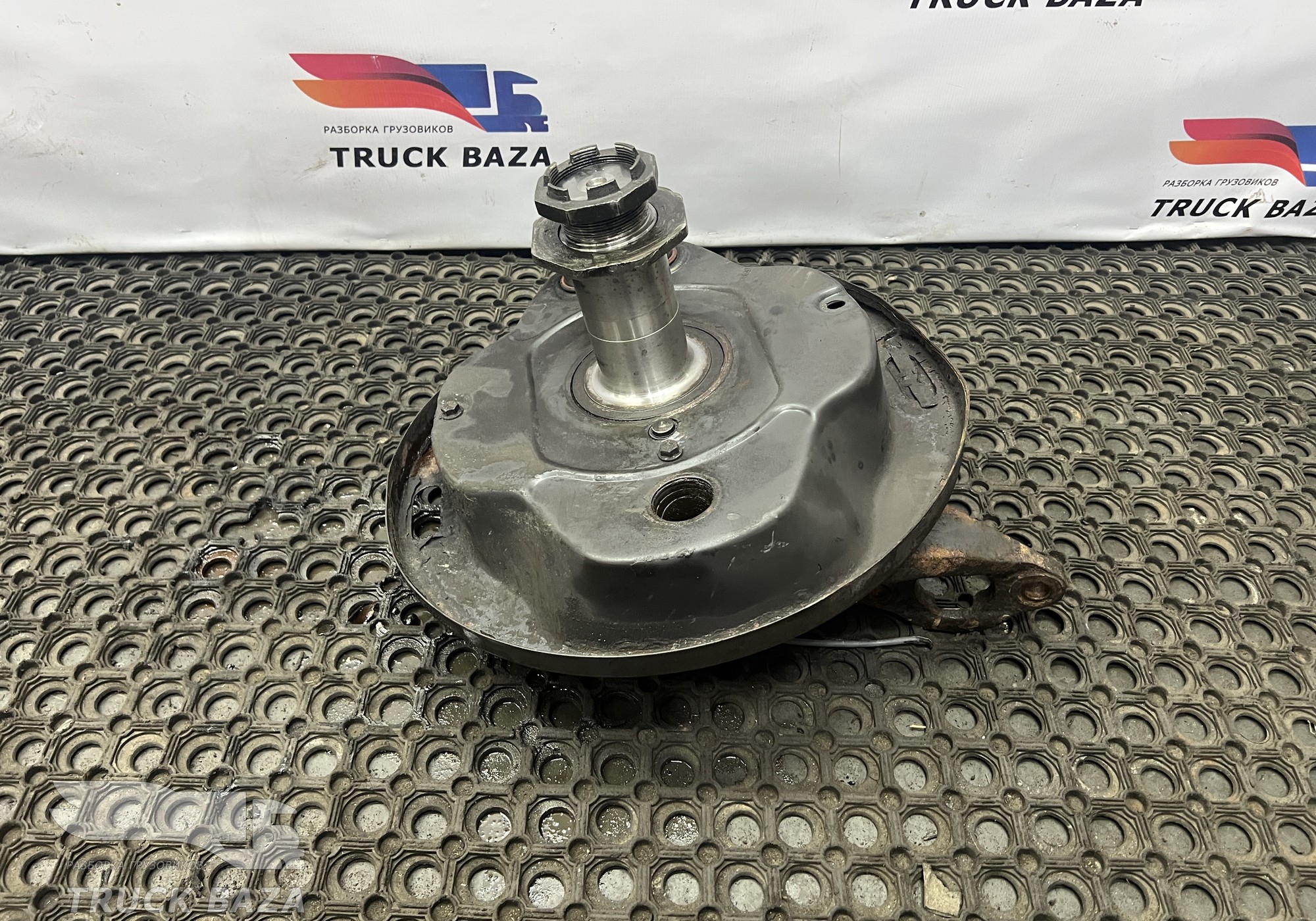 1895933 Кулак поворотный правый