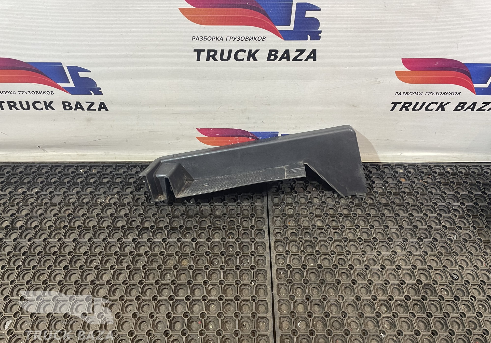 504093068 Накладка порога правая для Iveco Stralis I (с 2002)