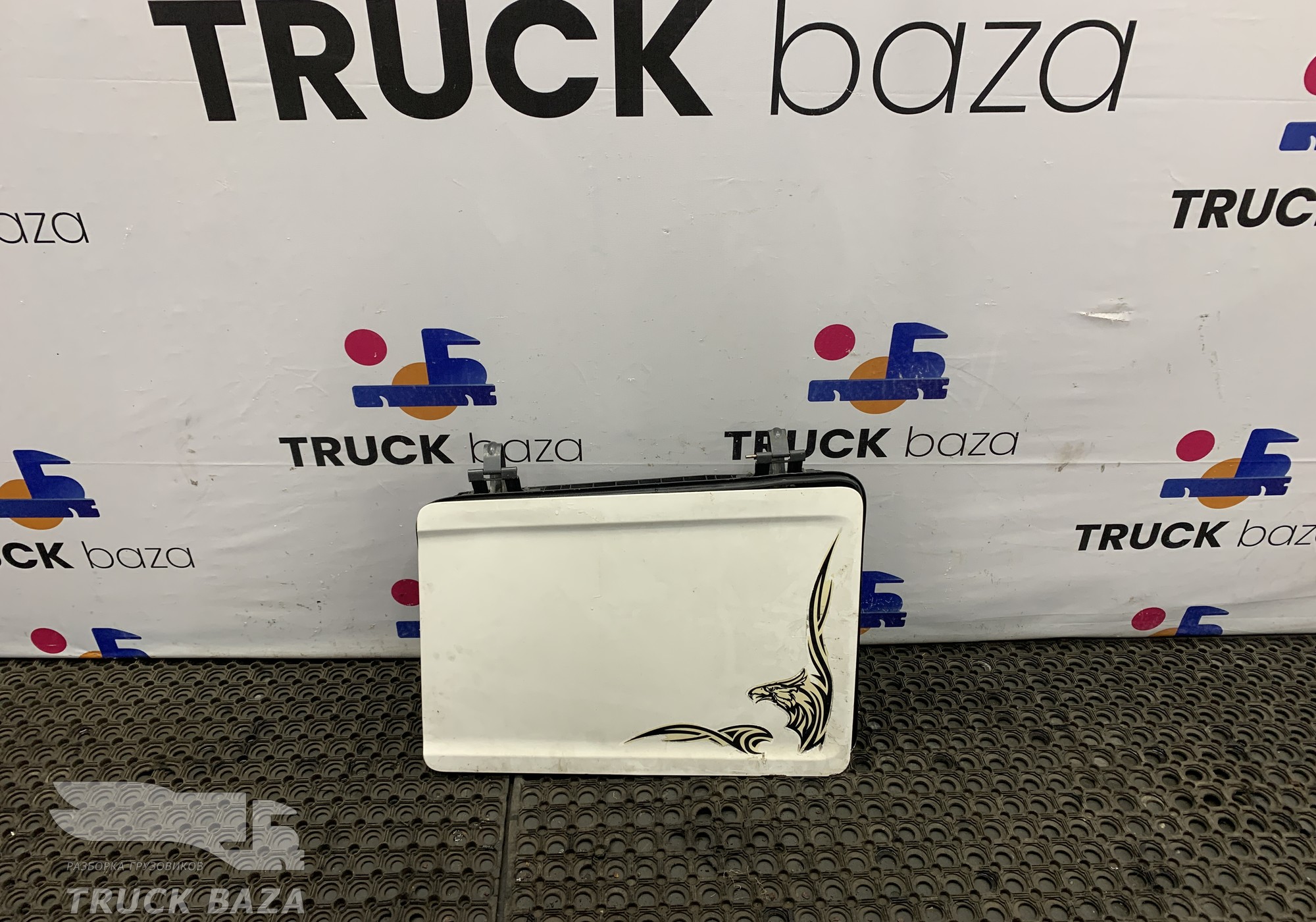 1761697 Крышка инструментального ящика левая