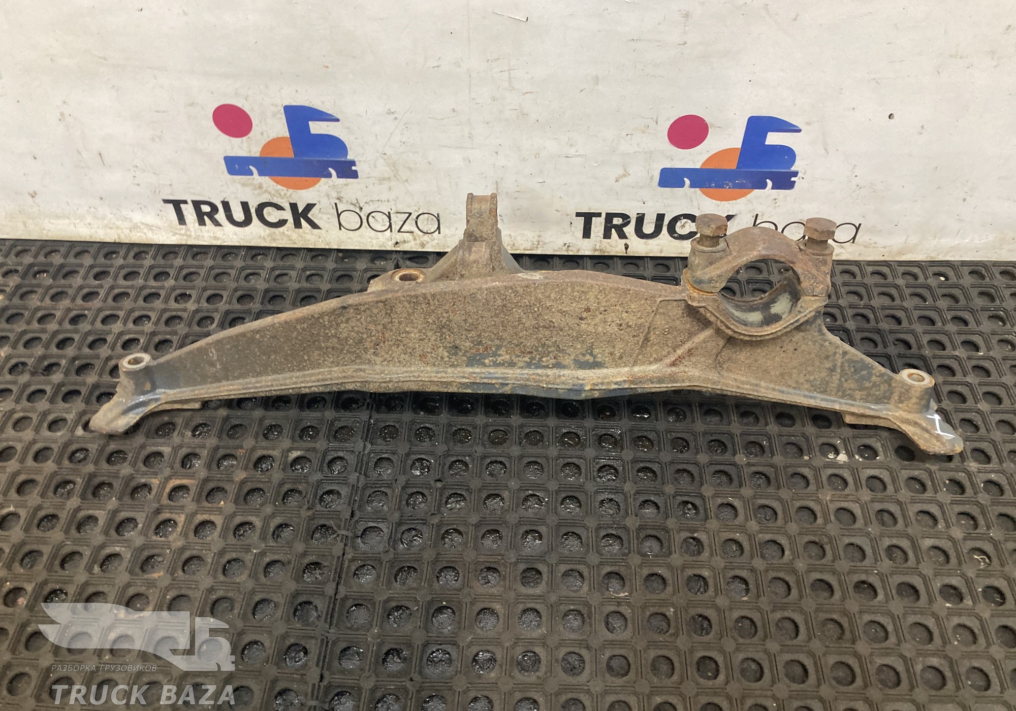 1887654 Кронштейн пневморессоры левый