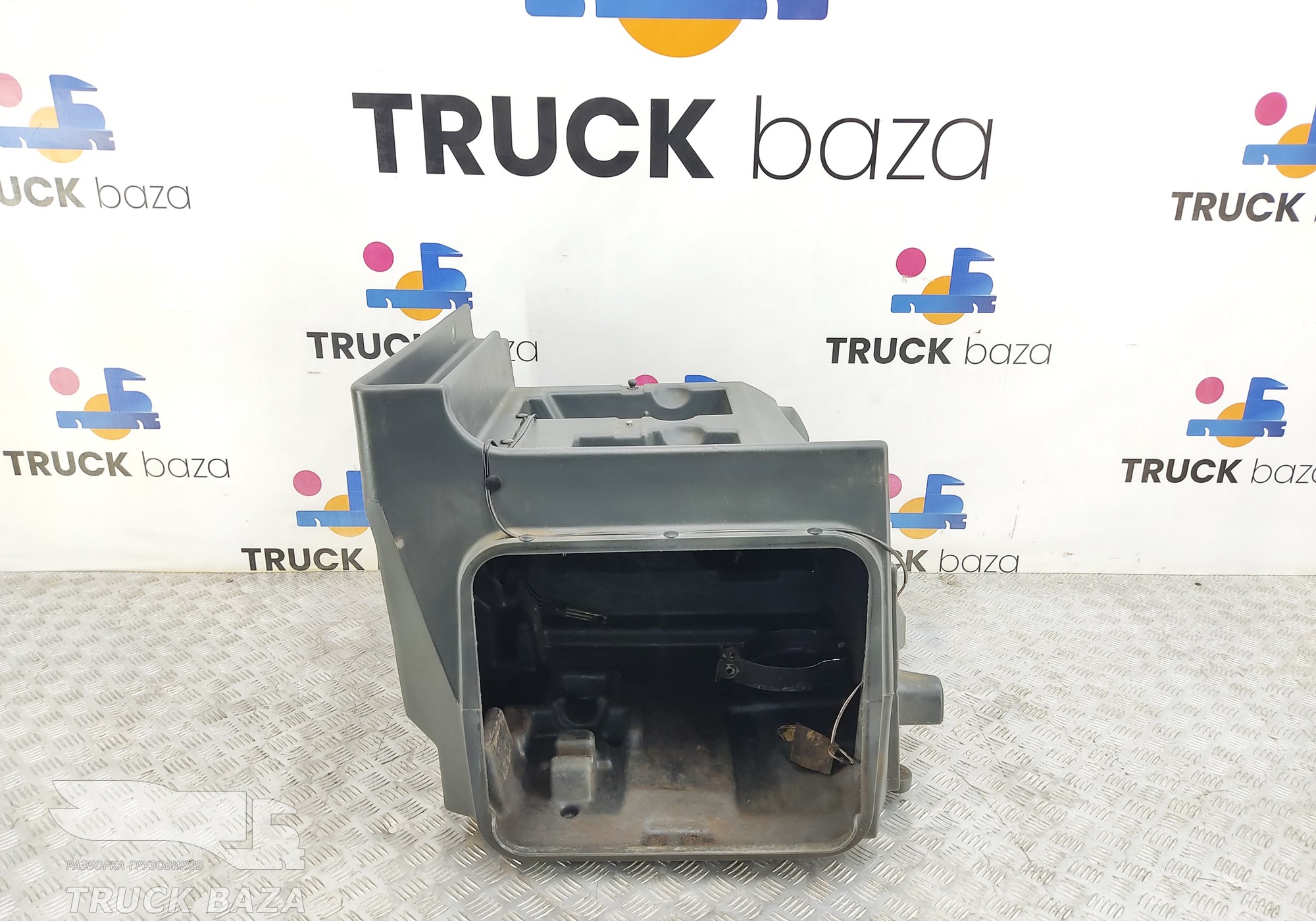 81669126200 Ящик инструментальный правый