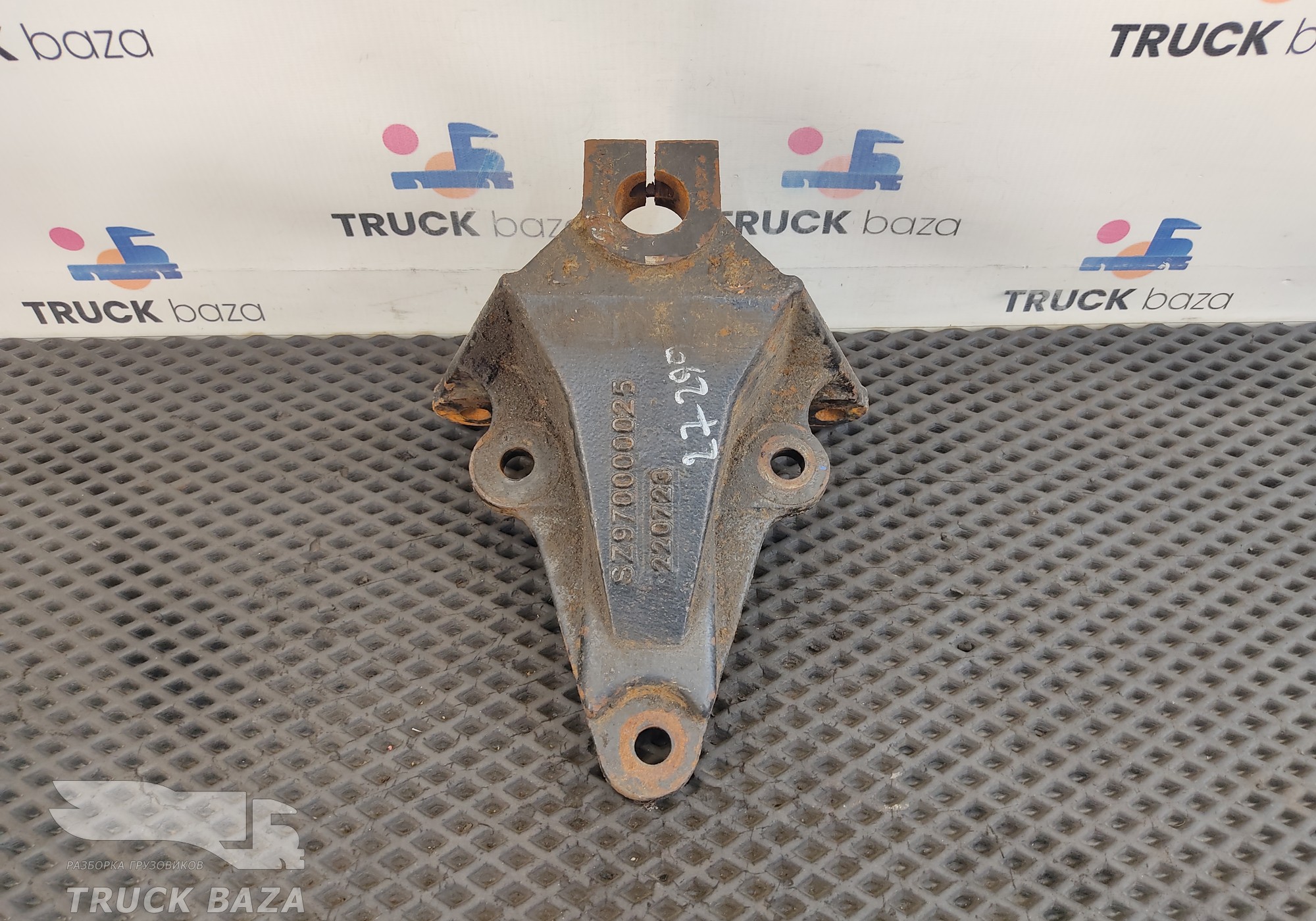 SZ970000025 Кронштейн рессоры передней для Shacman X3000 (с 2014)