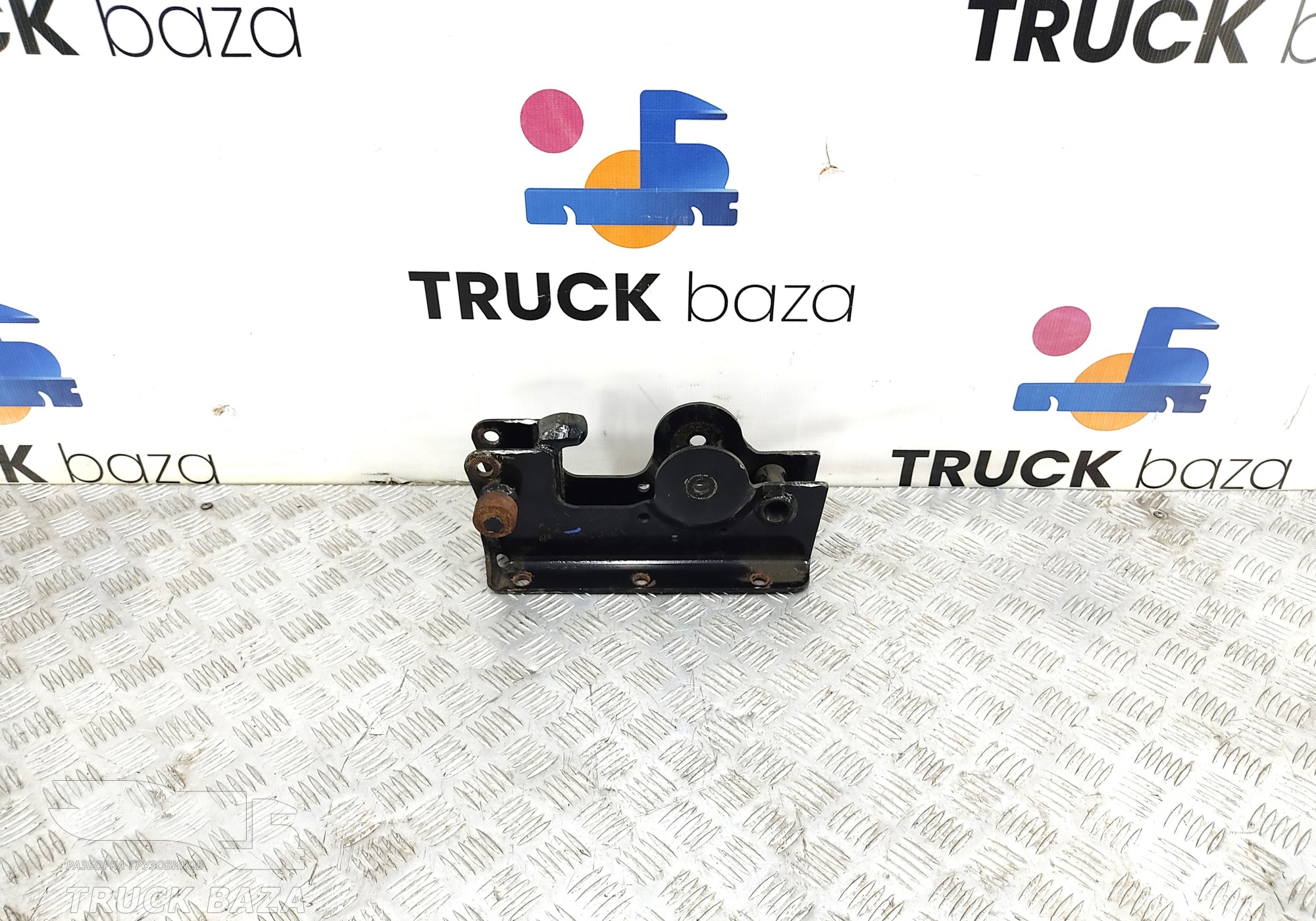 81417205341 Кронштейн торсиона кабины левый для Shacman X3000 (с 2014)