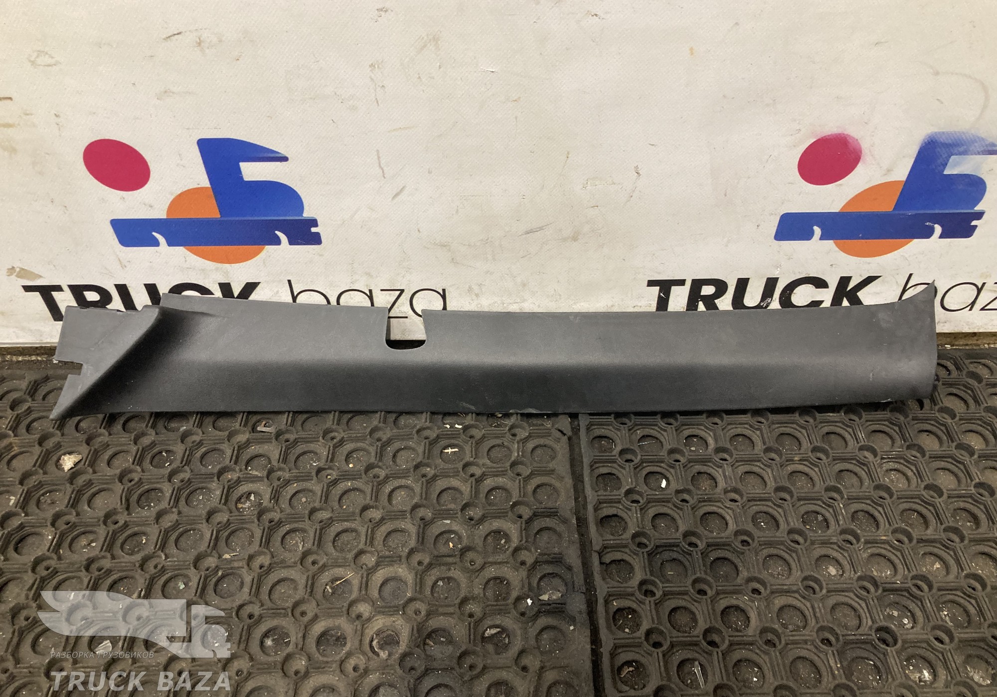 810W624300113 Накладка стойки левая