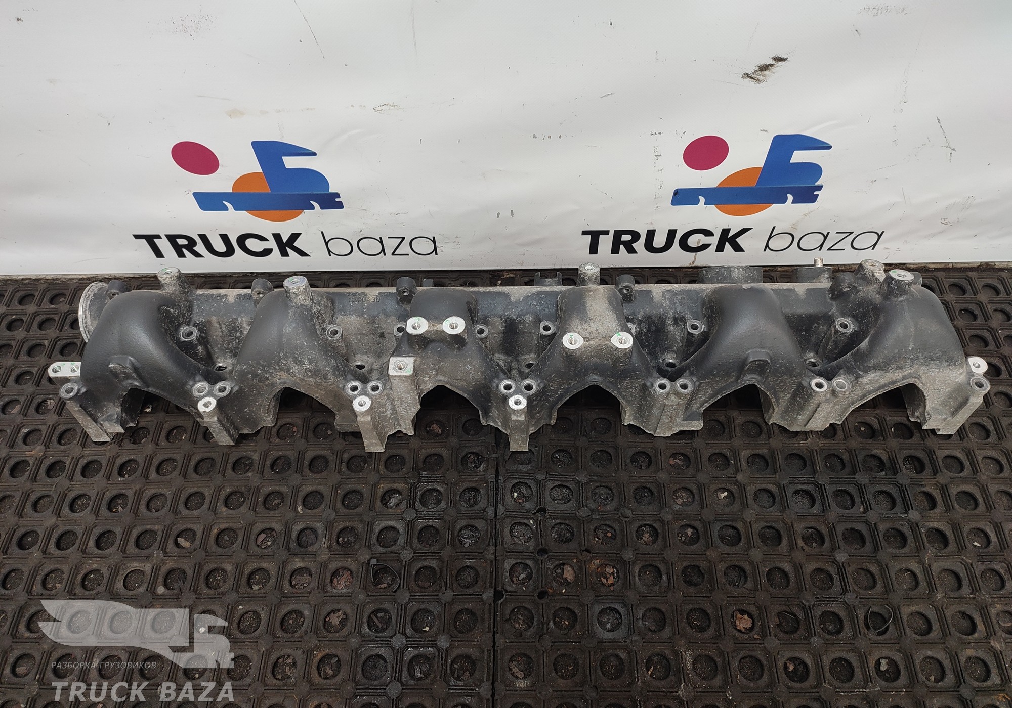 2360430 Коллектор впускной