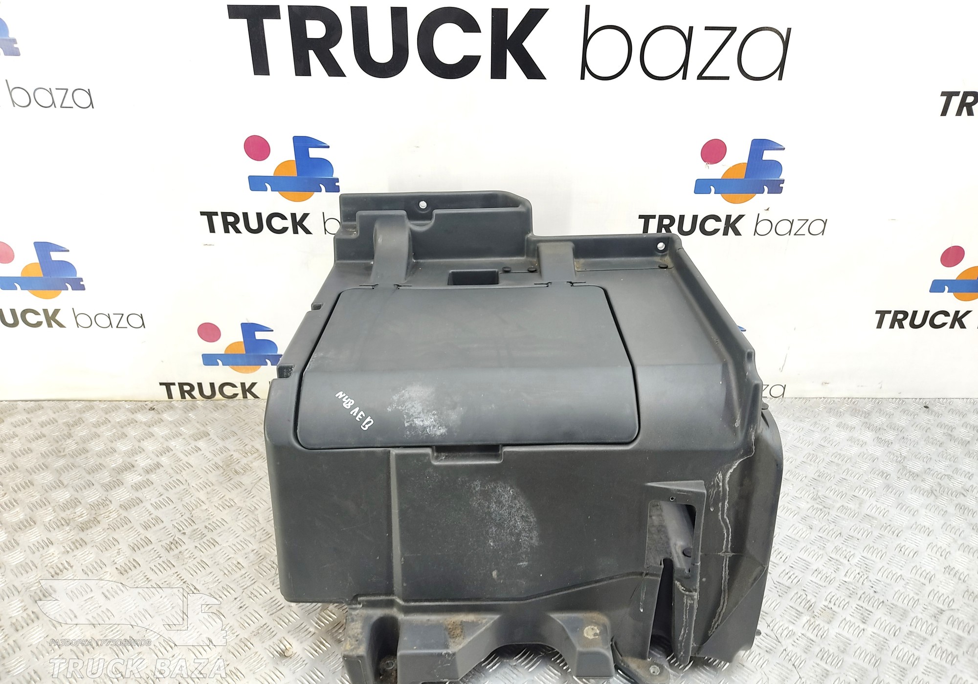 81669126179 Ящик инструментальный левый