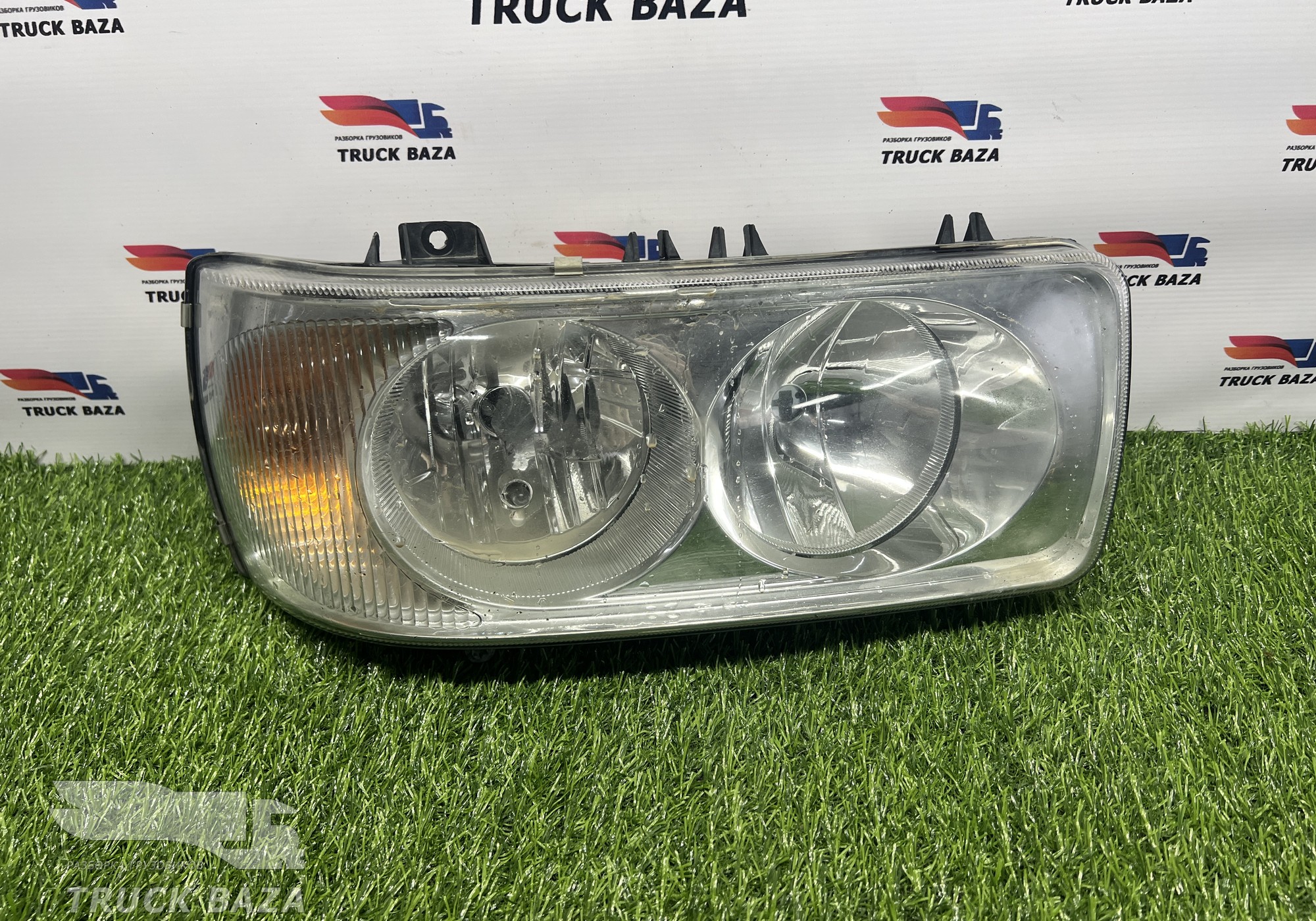 1743685 Фара правая