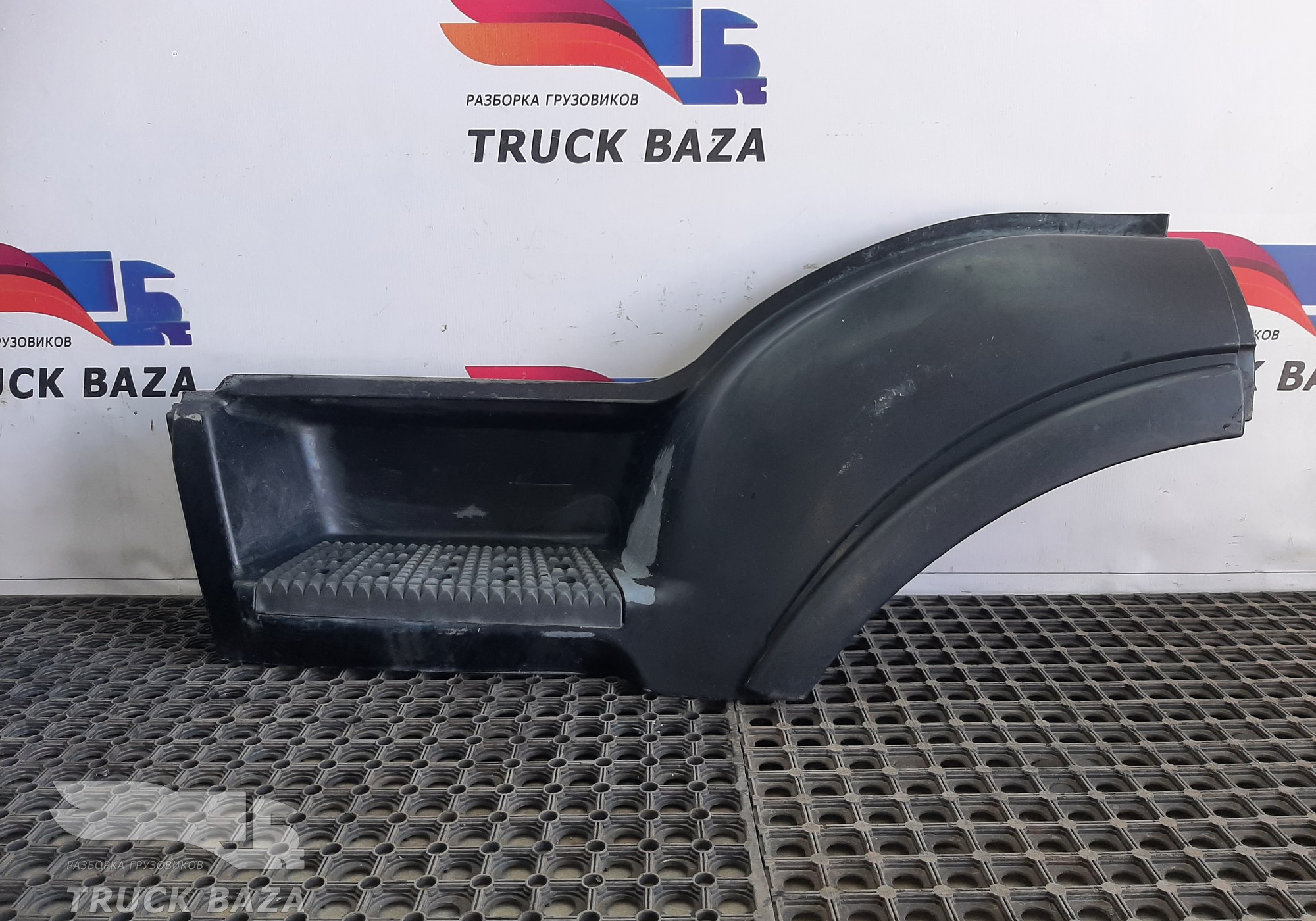 504047583 Корпус подножки левый для Iveco