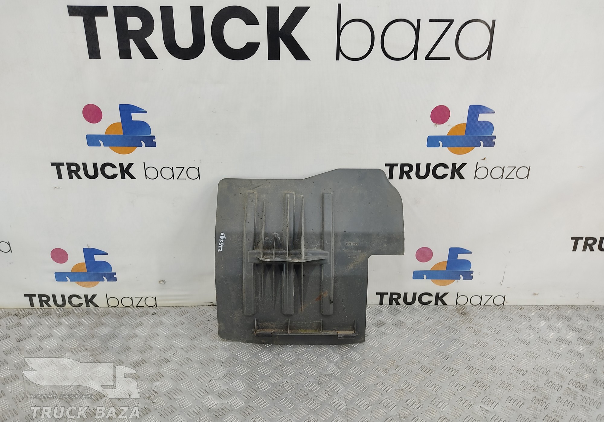 504067512 Крыло переднее левое