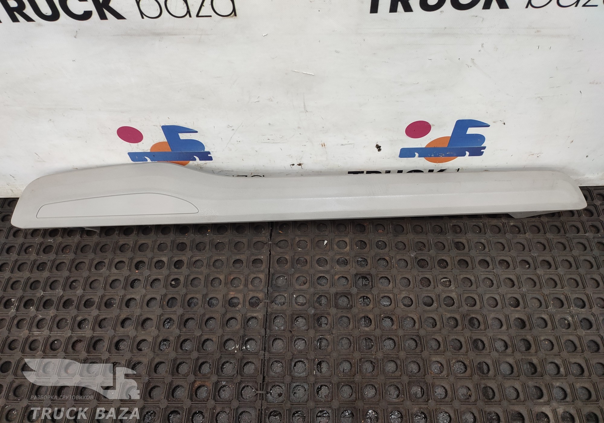 2553147 Накладка потолка правая