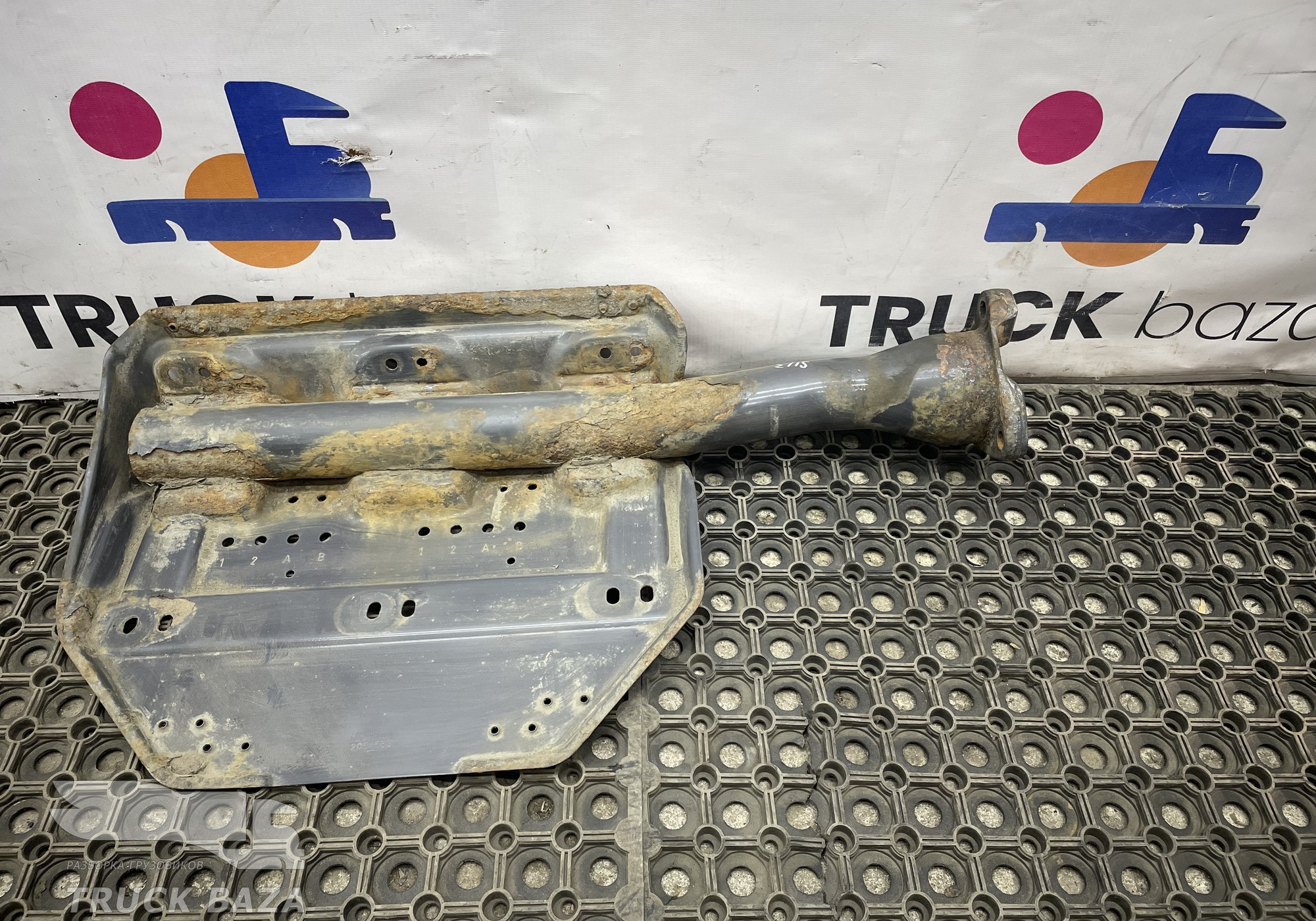 2054583 Кронштейн крыла левого заднего передняя часть