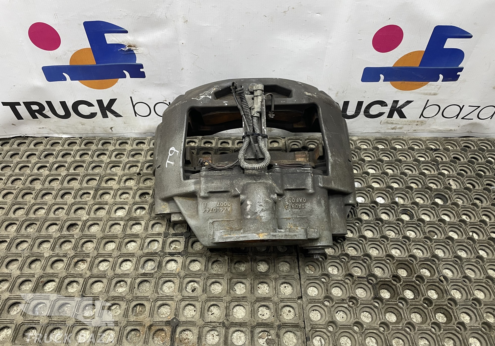 AZ4007443007 Суппорт передний левый для Sinotruk Sitrak C7H