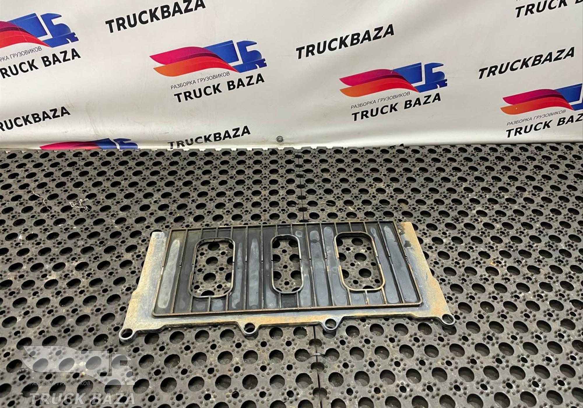 DZ9X259760217 Подложка под АКБ для Shacman X3000 (с 2014)