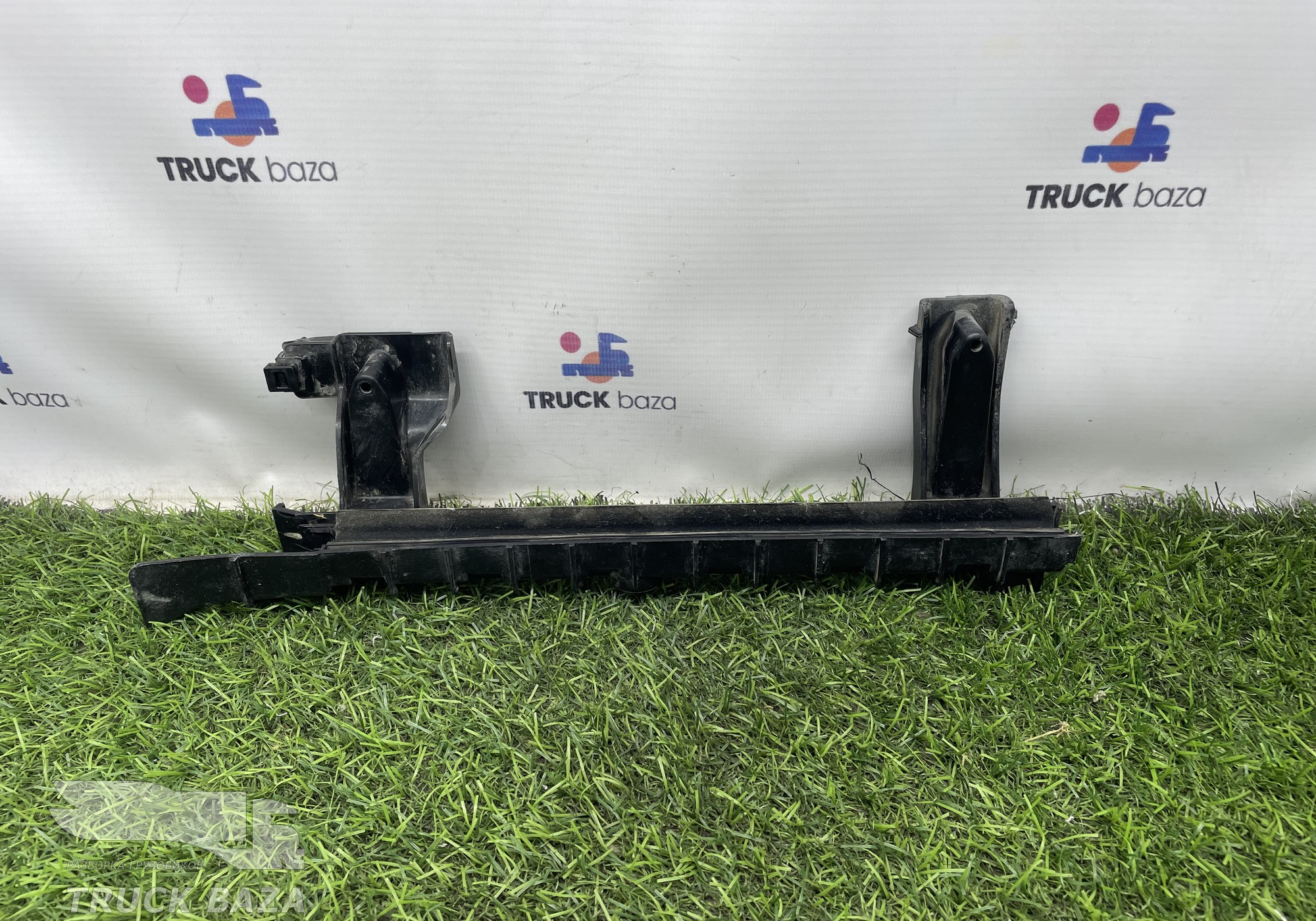 2128972 Направляющая стекла левая